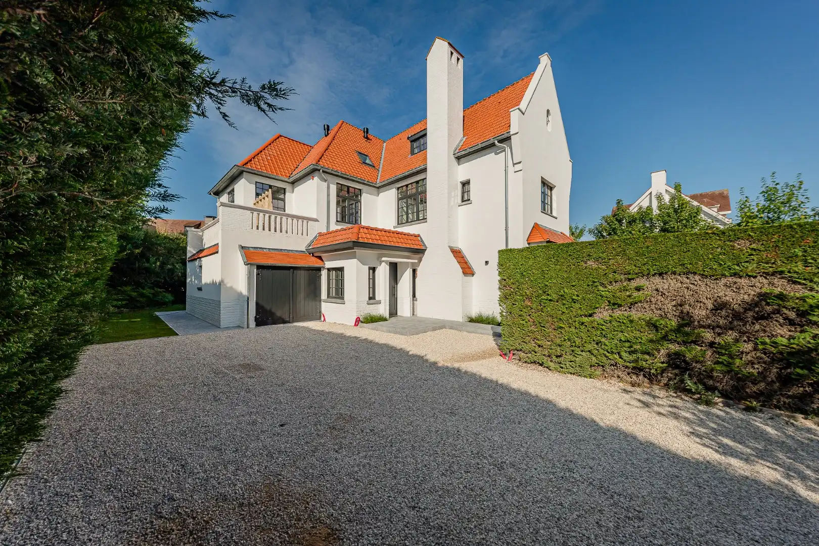 Prachtige, ruime villa in typische Zoute-stijl met centrale ligging in alle rust foto {{pictureIndex}}