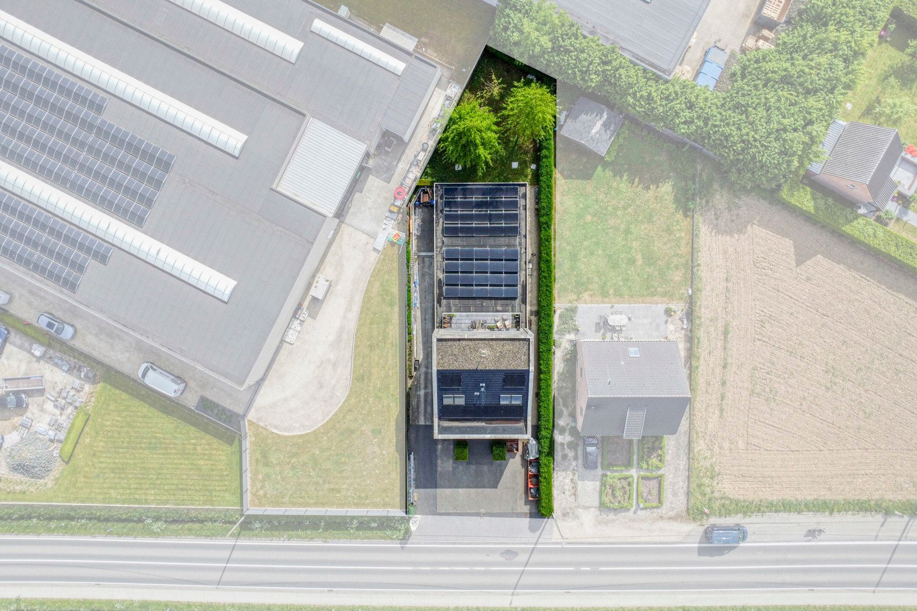 Bedrijfsruimte met woning op commerciële ligging foto 2