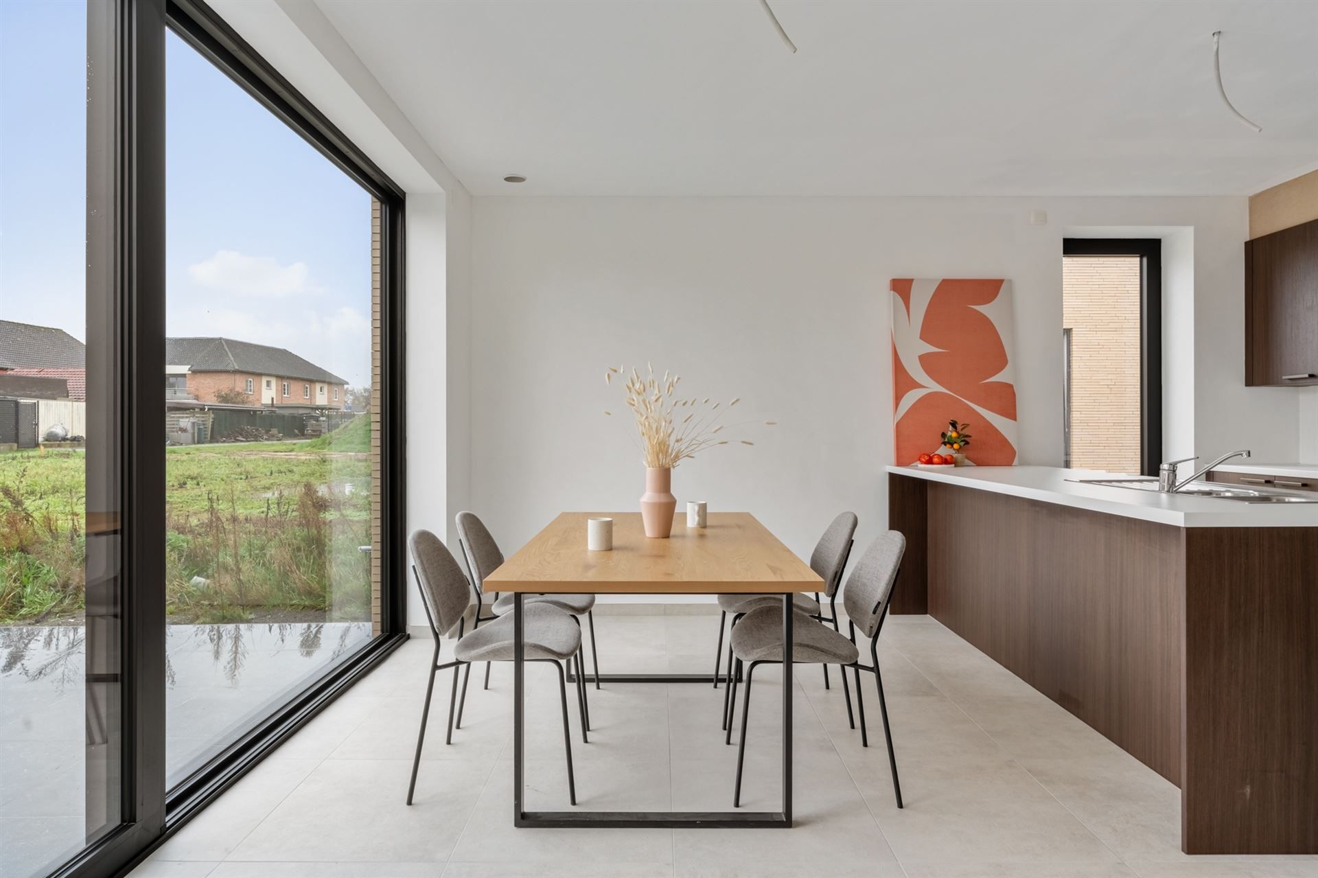 Gelijkvloerse woning met carport en tuin. foto 4