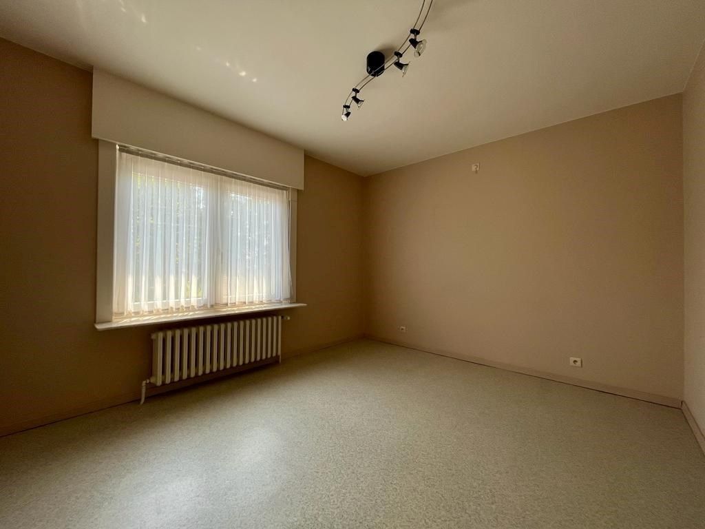 Hedendaagse woning met 4 slaapkamers, gelijkvloerse bureau en zonnige tuin met garage te Kuurne. foto 8