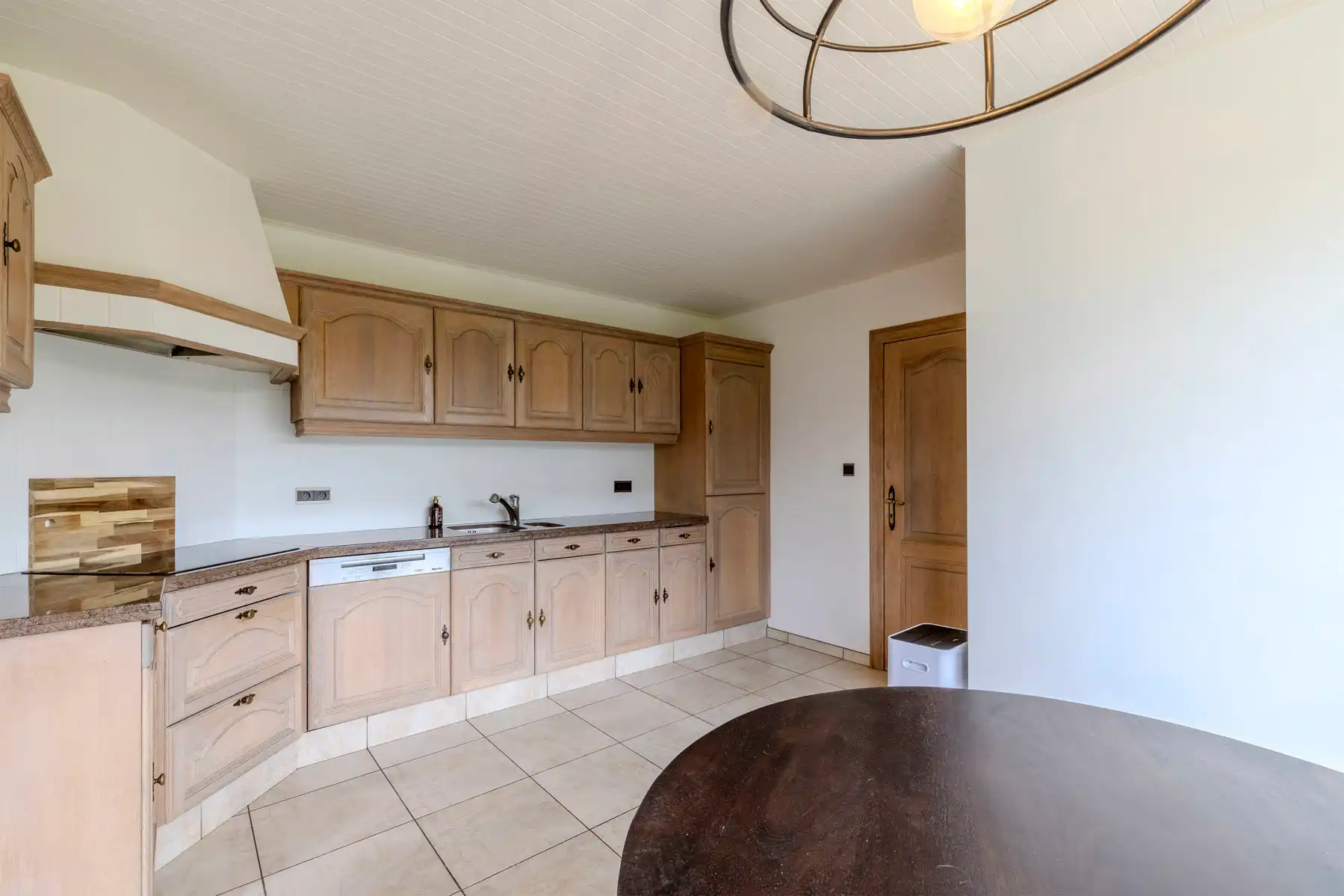 Ruime gezinswoning met garage en tuin op 557m2 grond foto 9