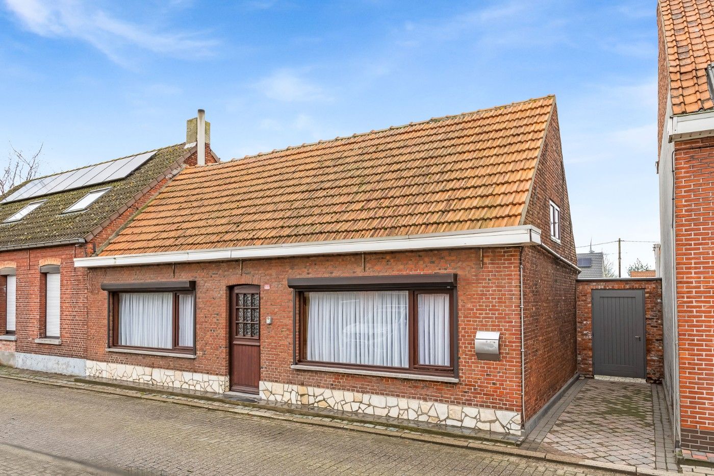 Hoofdfoto van de publicatie: Rustig gelegen woning met 2 slpk., atelier, tuin en 3 garages