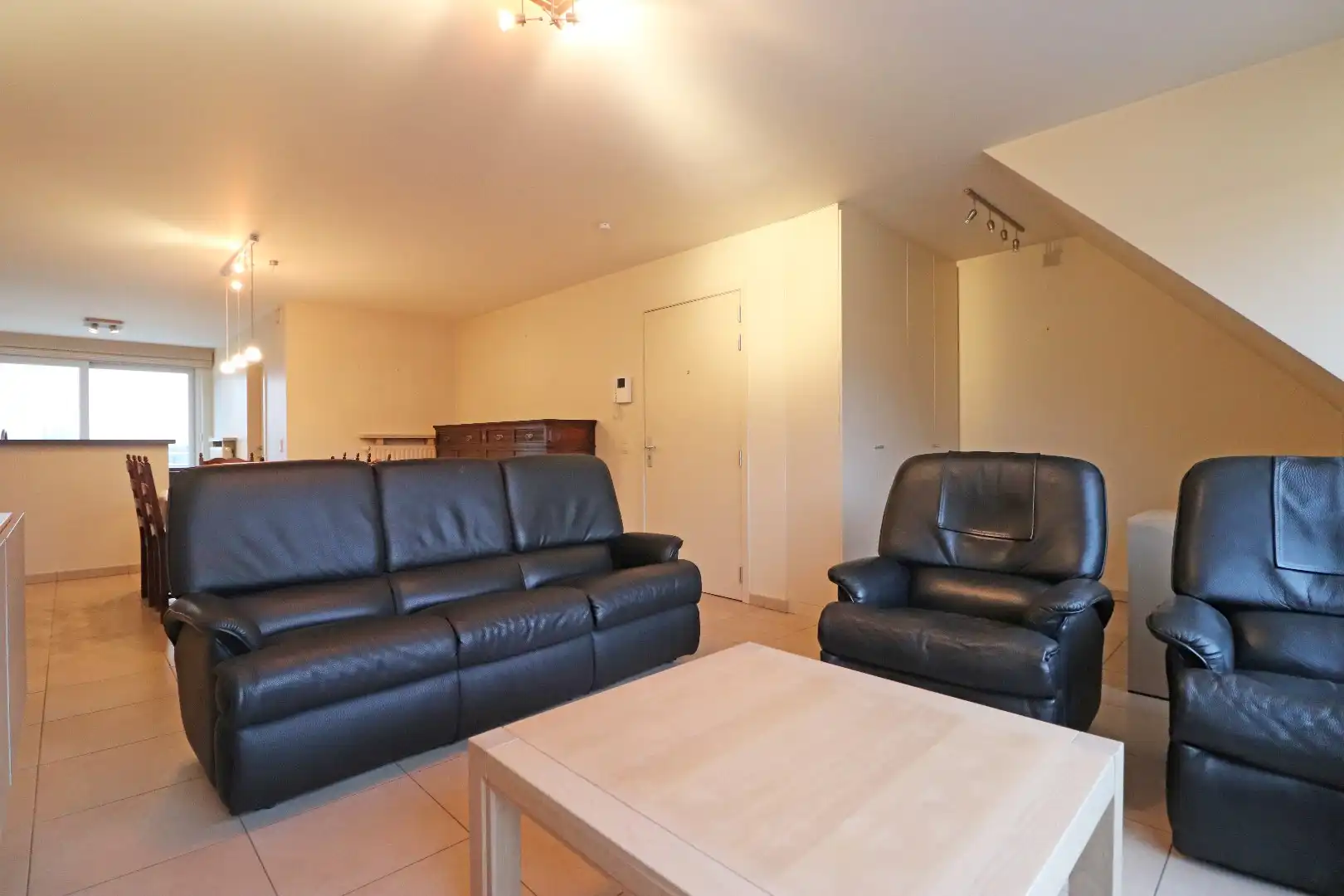 Lichtrijk appartement met carport foto 6