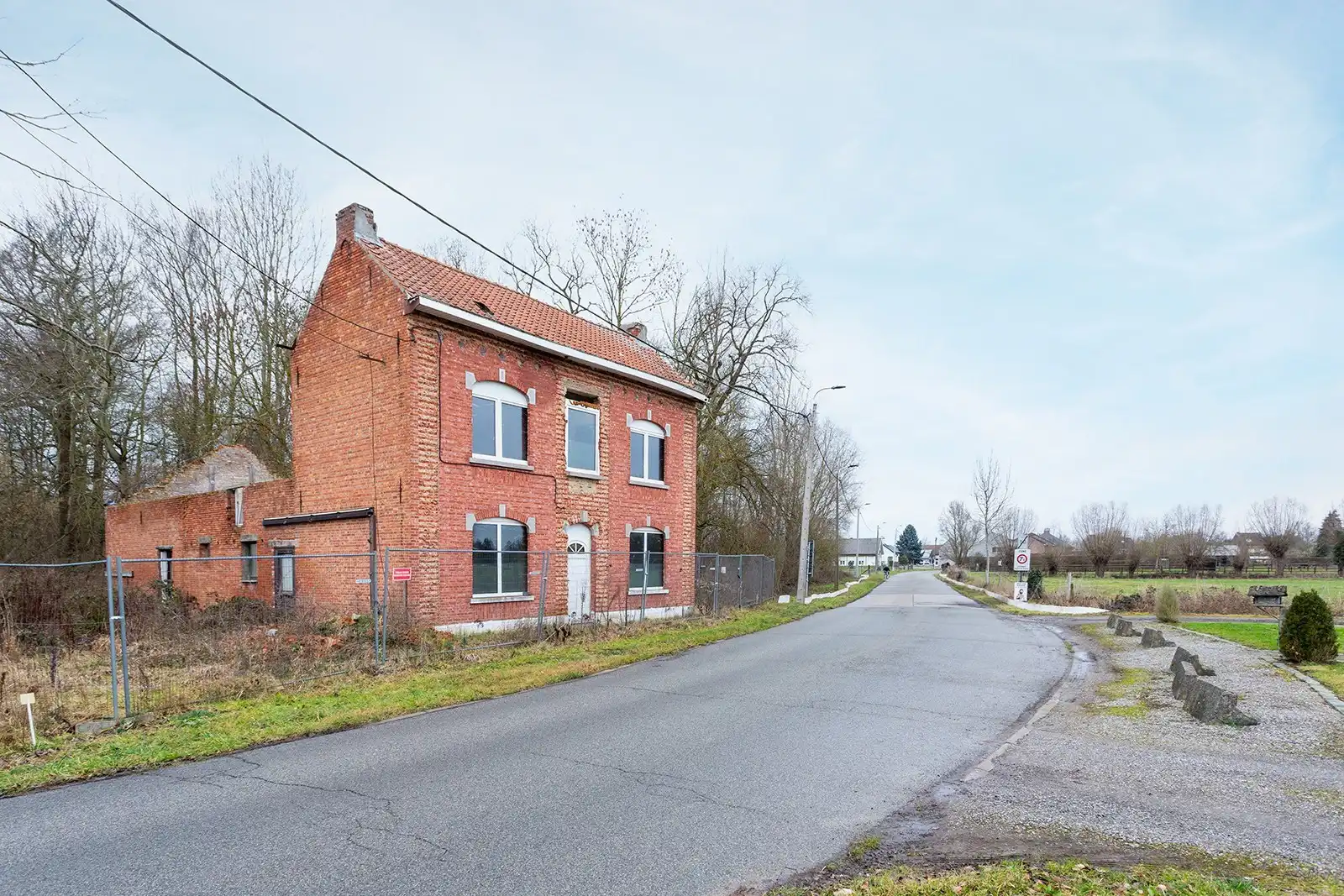 Te renoveren woning met enorm potentieel in het groene Humbeek foto 2