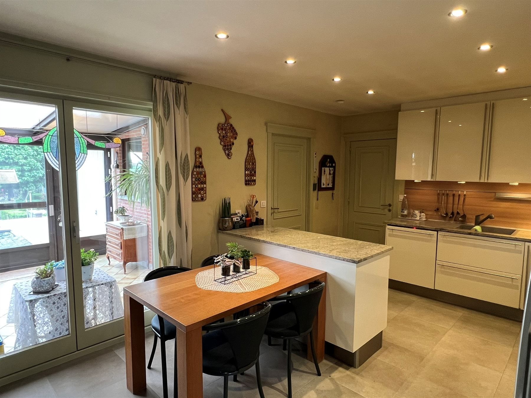Comfortabele woning met een prachtige tuin en praktische bijgebouwen foto 11