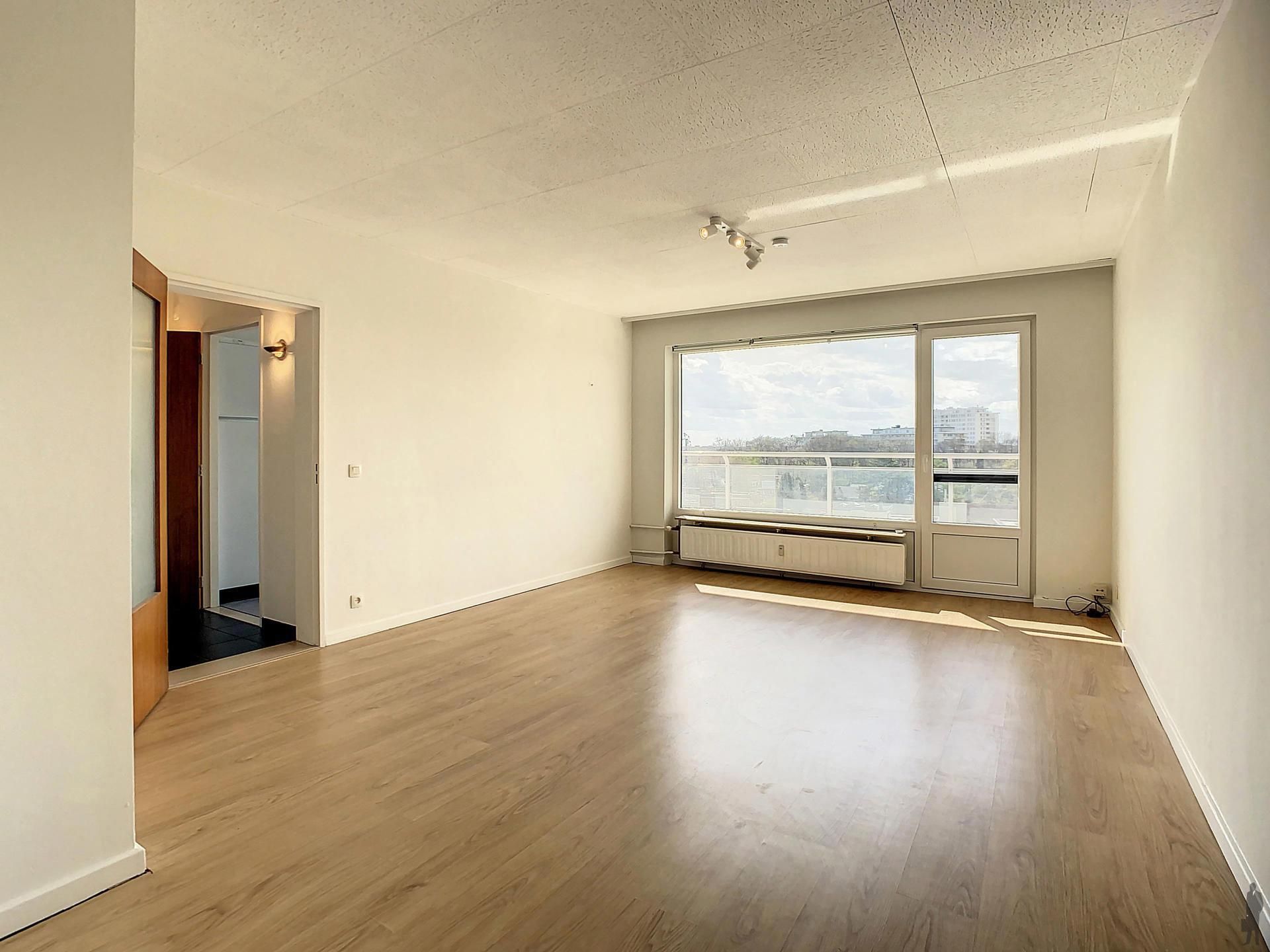 Gezellig appartement met 2 slaapkamers en mooi terras te Berchem! foto 4