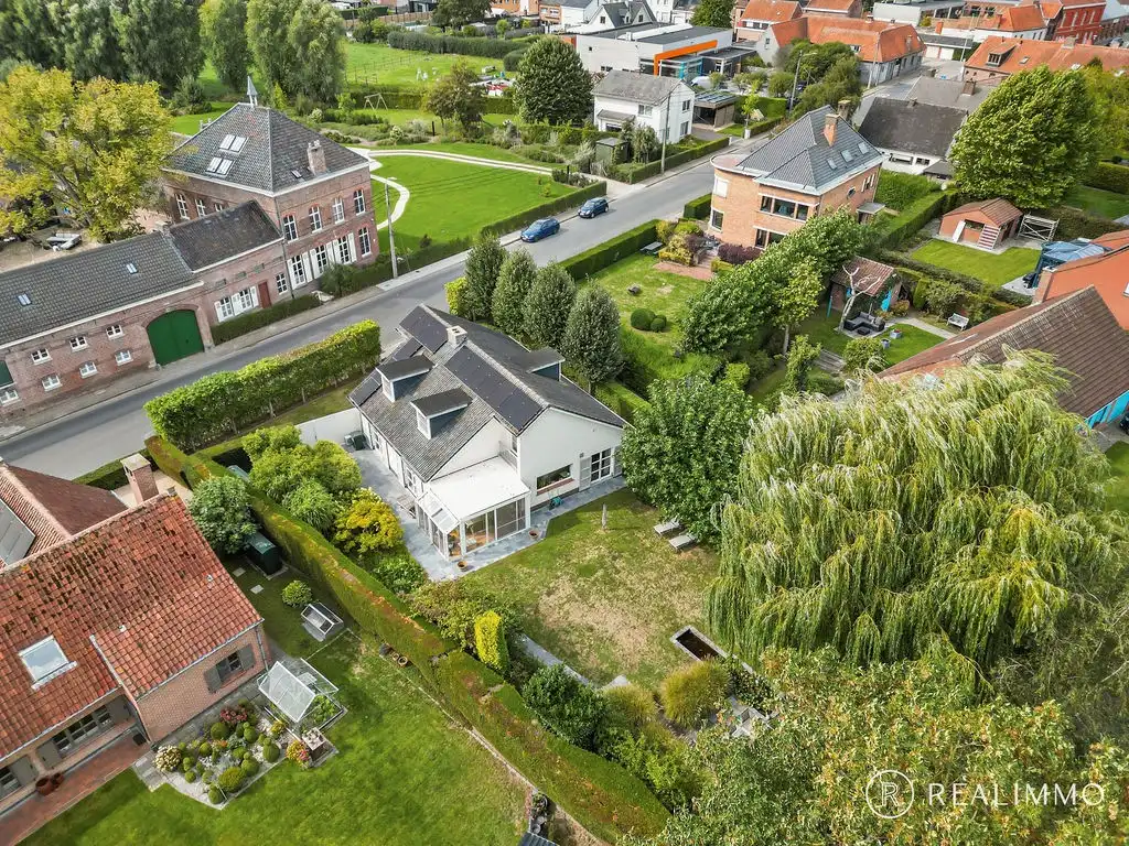 Ruime alleenstaande woning met prachtige tuin in Kooigem foto 3