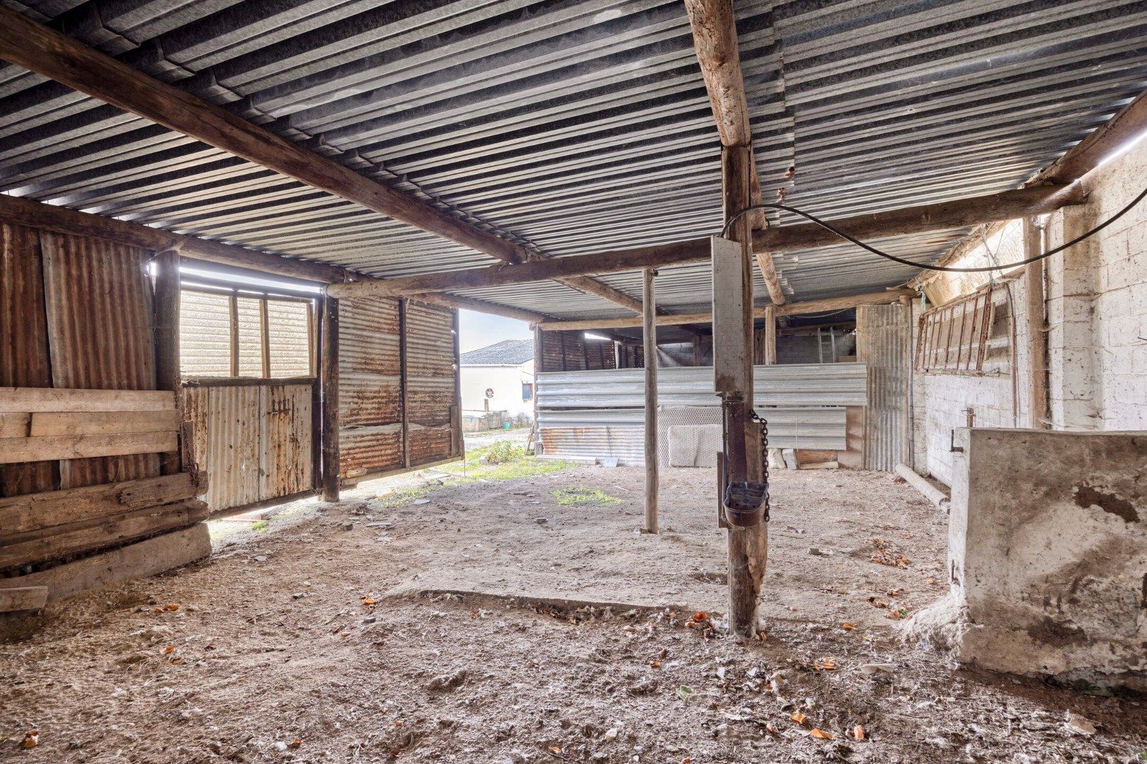 Hoevewoning met binnenkoer, stallen en tuin in landelijke dorpsligging te Nerem foto 29