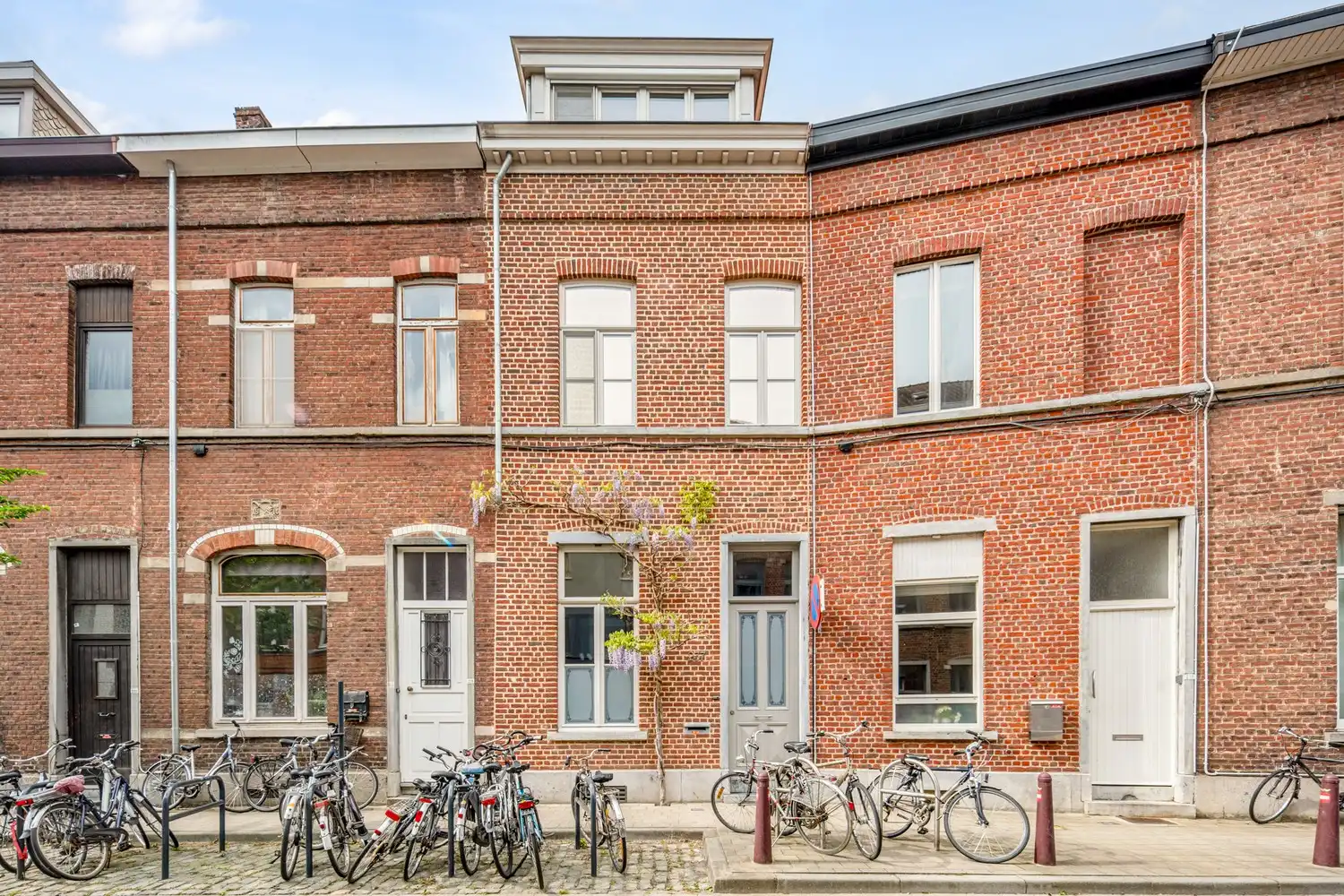 Grondig en stijlvol gerenoveerde burgerwoning met 5 slaapkamers, 3 badkamers en een tuin te centrum Leuven! foto {{pictureIndex}}
