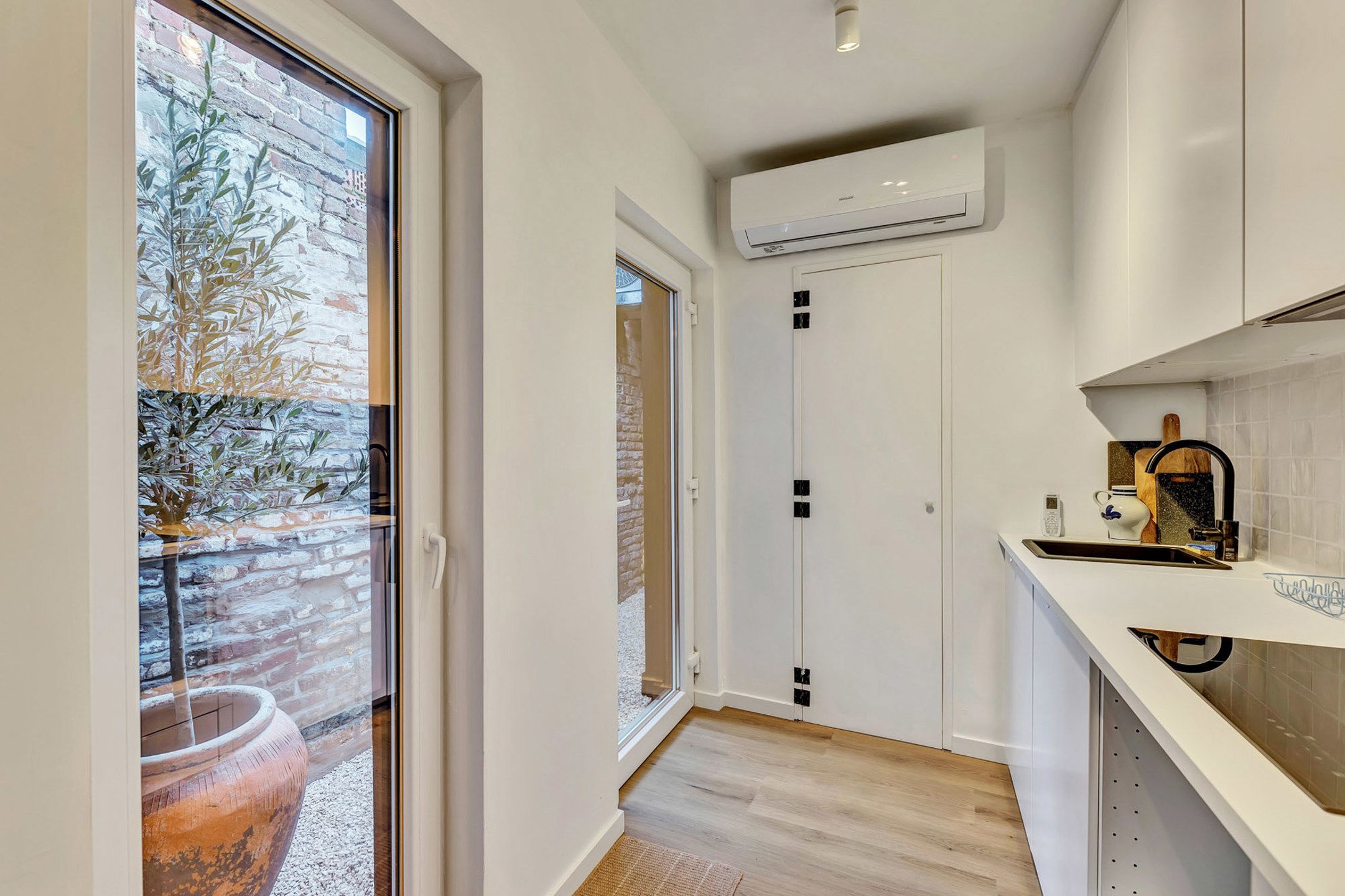 Centraal gelegen instapklare rijwoning foto 8