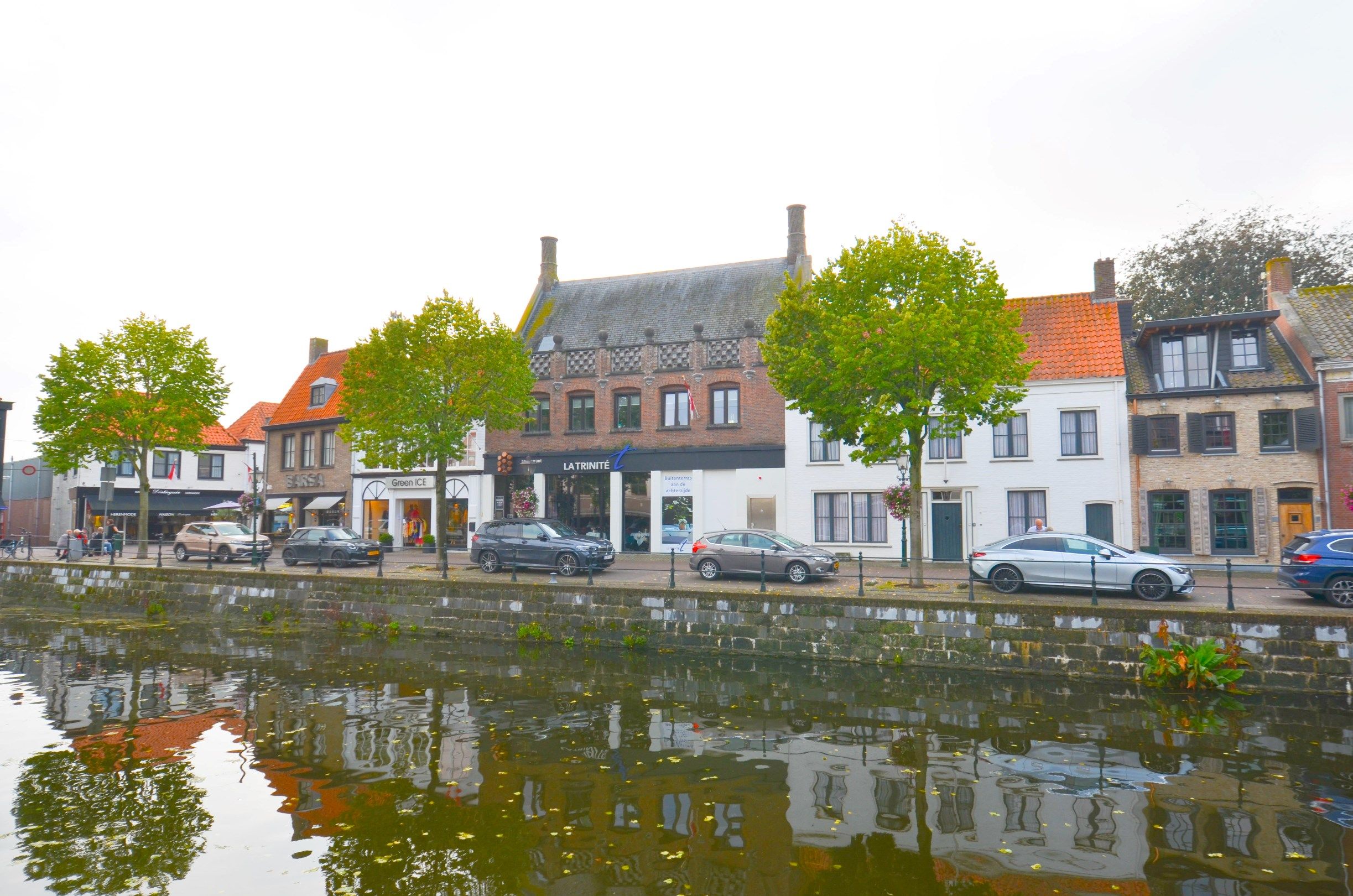 Uitstekend gelegen toprestaurant met een zonnig terras en woonst gelegen aan de Damse Vaart te Sluis.  foto 1