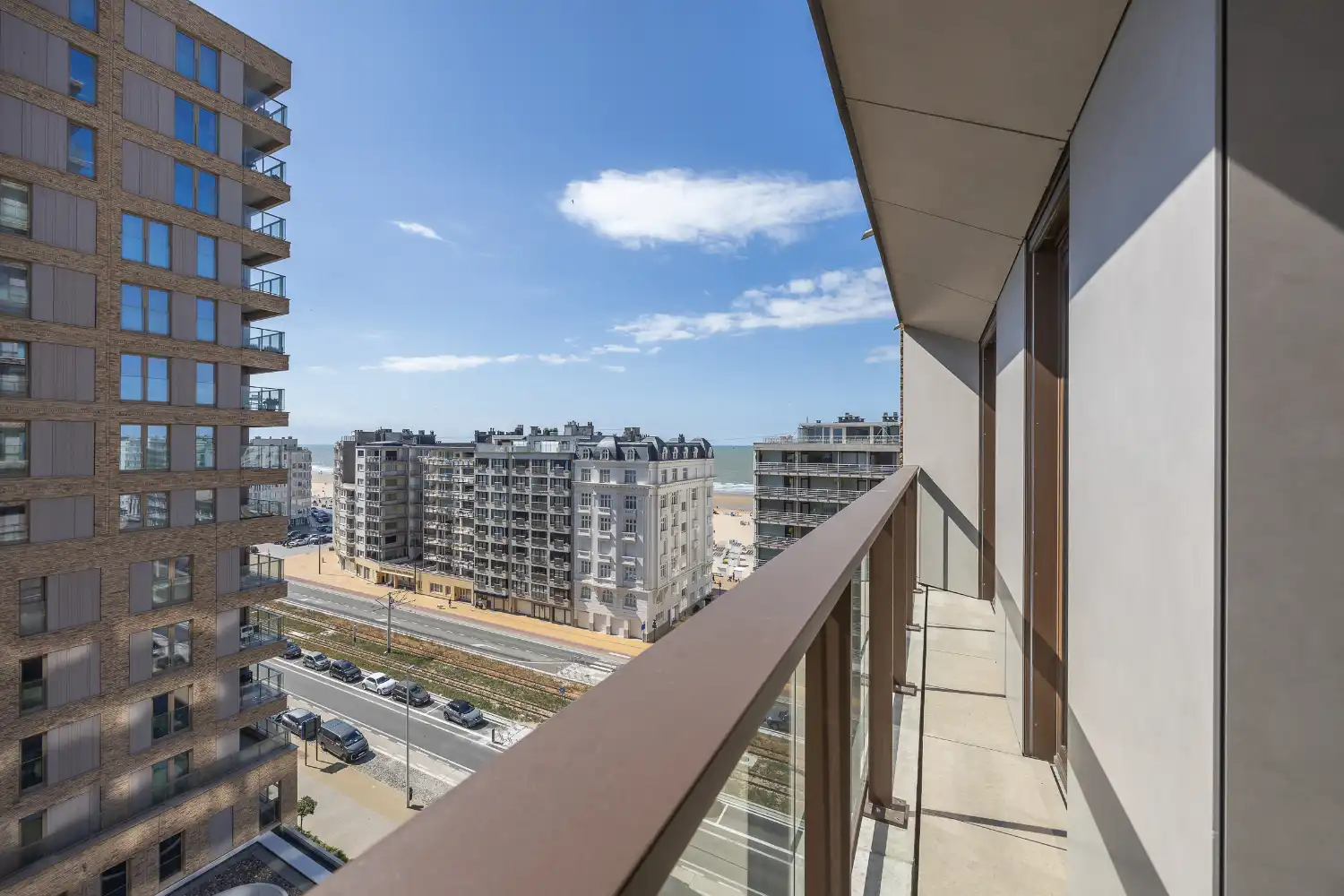 Assistentie-appartement met zijdelings zeezicht op steenworp van de zeedijk. foto 2