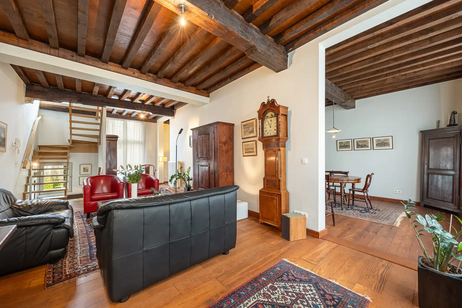 TRAPGEVELWONING MET TUIN foto 10