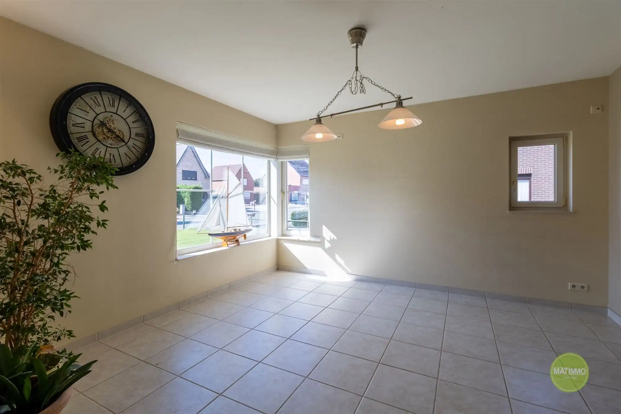 Instapklare gezinswoning met magazijn, zwembad en poolhouse  foto 13