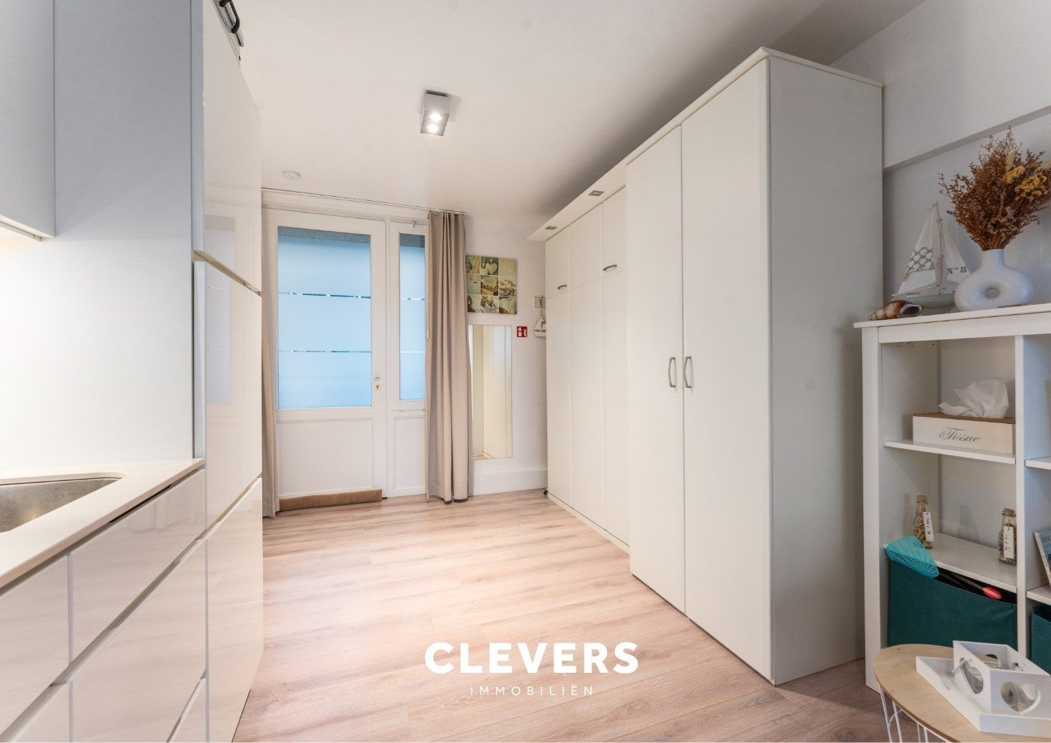 Moderne en lichtrijke gemeubelde studio met heerlijk terras foto 9