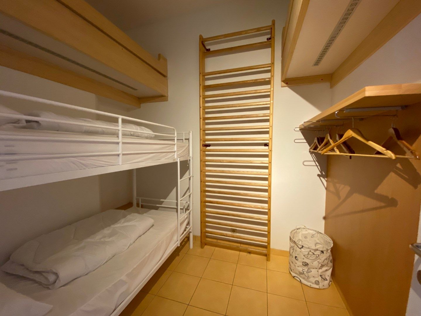 Prachtig 2 slaapkamer -appartement op de zeedijk van Oostduinkerke ! foto 9