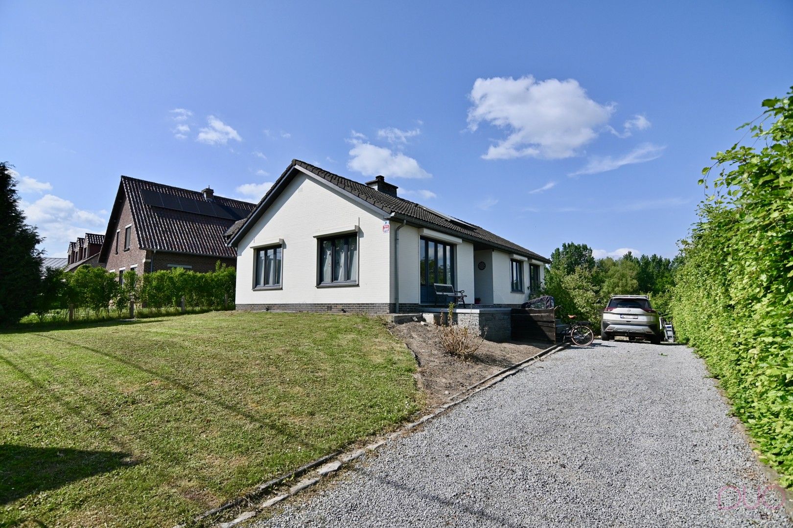 Gelijkvloerse instapklare woning met 3 slaapkamers en ruime kelder op een perceel van 14a 38ca foto 2