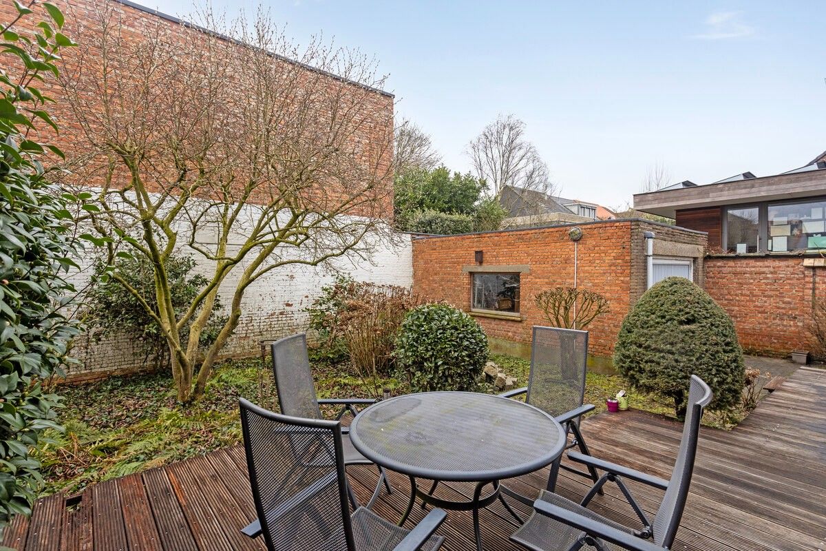 Eigentijdse gezinswoning met vier slaapkamers, garage en tuin. foto 20