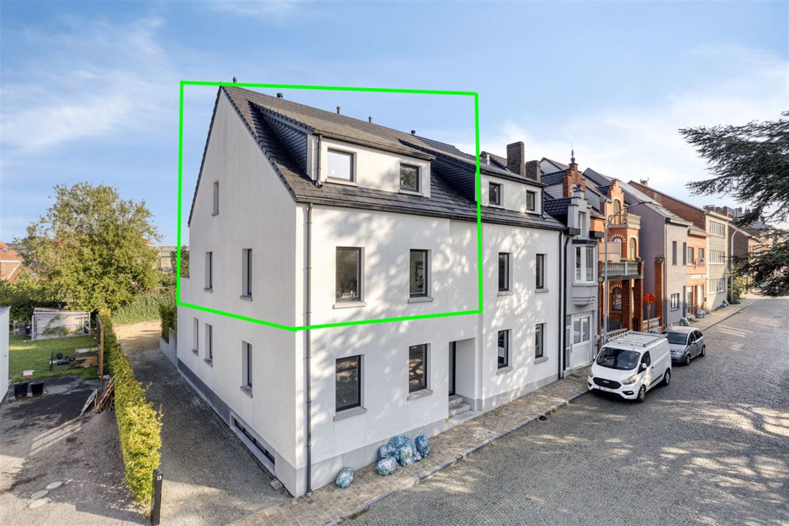 Duplex appartement met 3 slaapkamers + 2 badkamers en ruim terras  foto {{pictureIndex}}