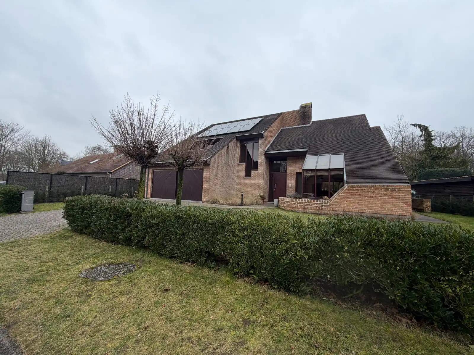 Ruime villa in residentiële wijk te Deinze foto {{pictureIndex}}