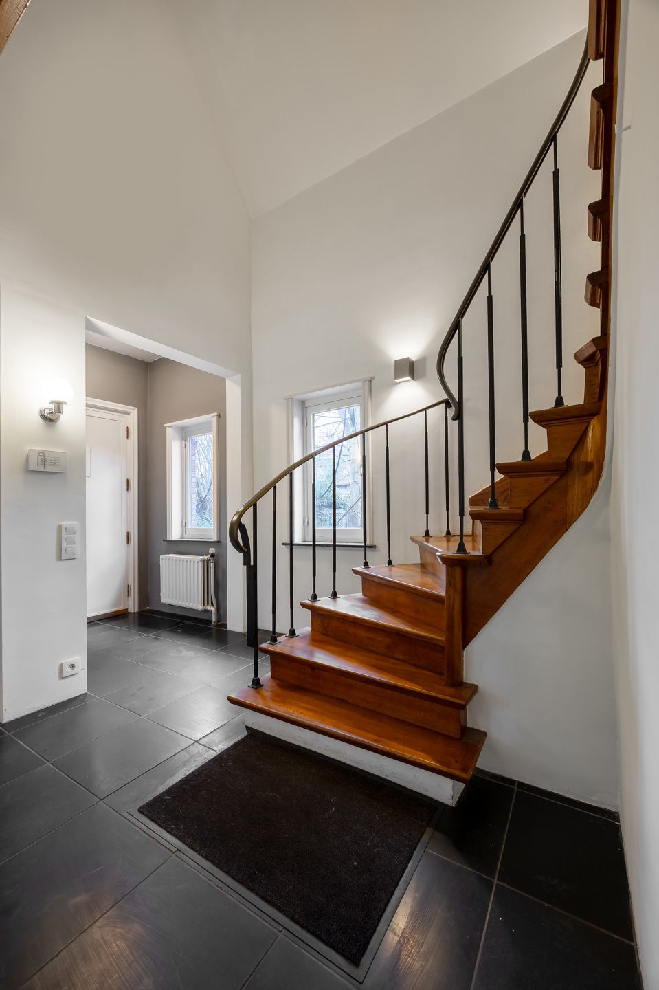 Ruime villa met bijgebouw in residentiële wijk foto 3