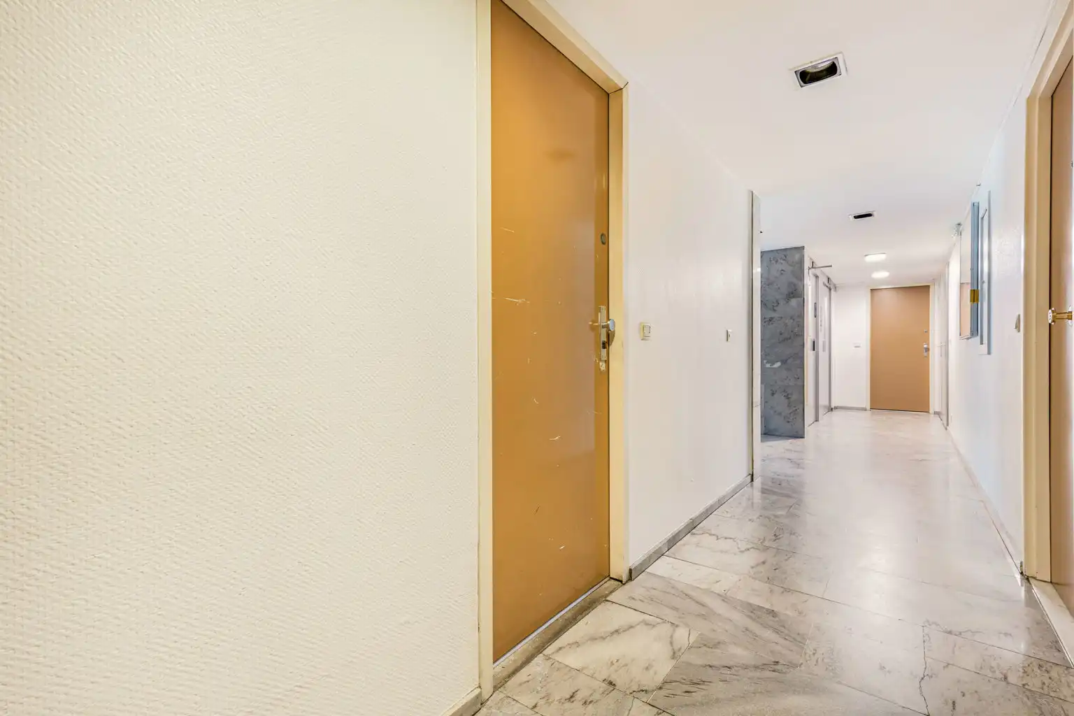 Studio op glvls met balkon en kelder foto 3