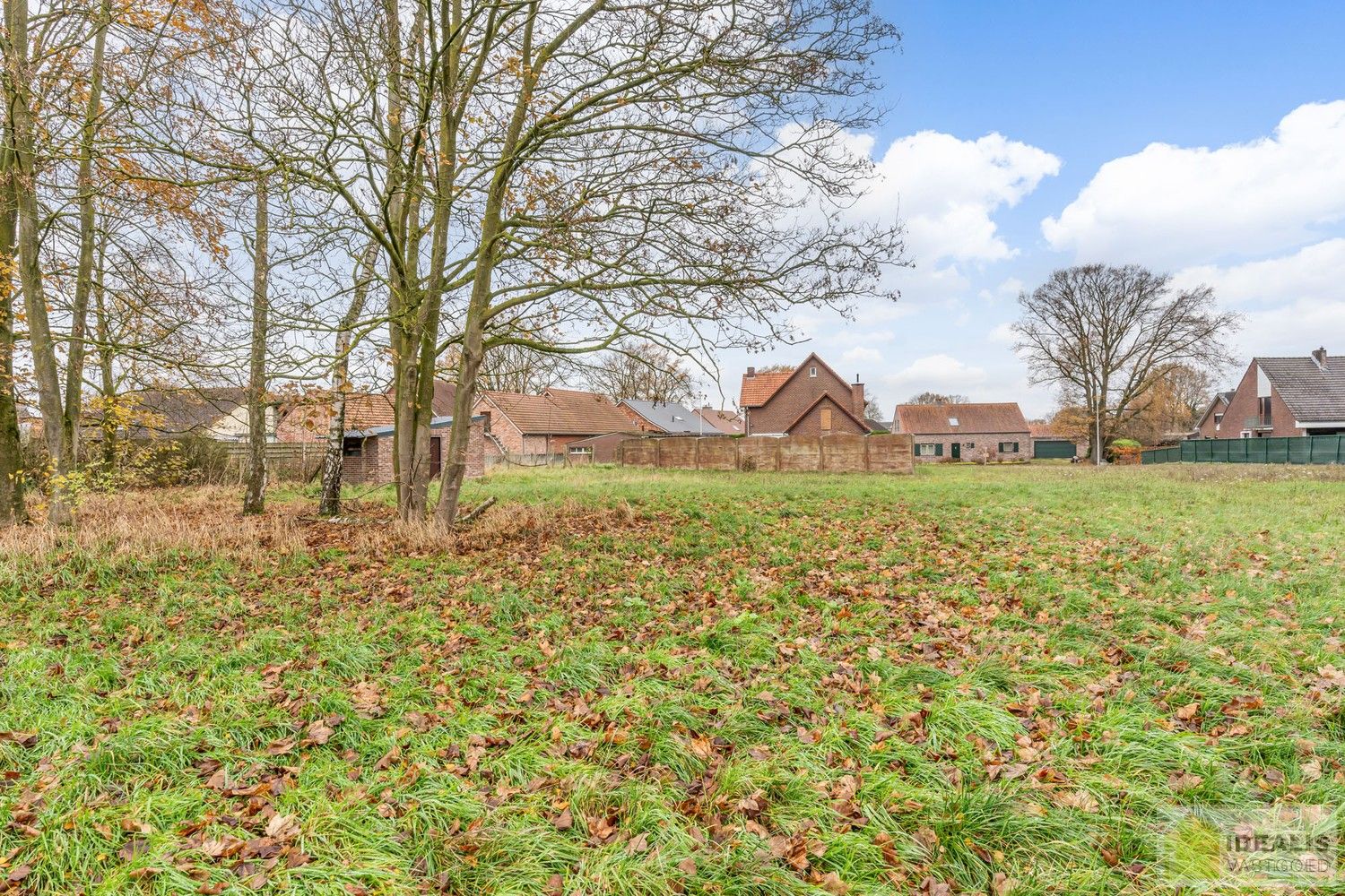 TE RENOVEREN WONING MET EEN RUIME WOONKAMER, KEUKEN MET EETKAMER, 4 AANGENAME SLAAPKAMERS WAARVAN 1 GELIJKVLOERS, BADKAMER, BERGING EN KELDER GELEGEN OP EEN PERCEEL VAN MAAR LIEFST 14A 94CA IN HET GEZELLIGE GROTE-BROGEL (PEER)! De woning omvat ca.150m² netto bewoonbare oppervlakte met op het gelijkvloers een ruime leefruimte, aansluitend keuken met eetkamer, een badkamer, slaapkamer en op de verdieping 3 ruime slaapkamers! De woning is rustig gelegen vlak bij de dorpskern van het gezellige Grote-Brogel en op enkele autominuten verwijderd van de centra van Peer, Kaulille, Bocholt en Bree. Ideaal voor zij die op zoek zijn naar een volledig naar eigen smaak te renoveren woning op een zeer ruim perceel! foto 28