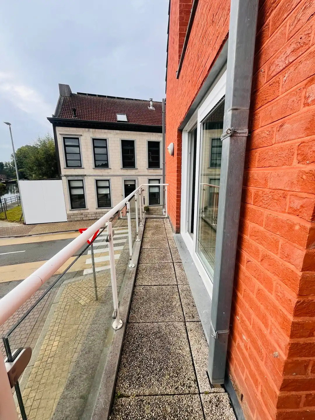 RUIM APPARTEMENT MET TERRAS EN ZICHT OP DE DENDER. foto 15