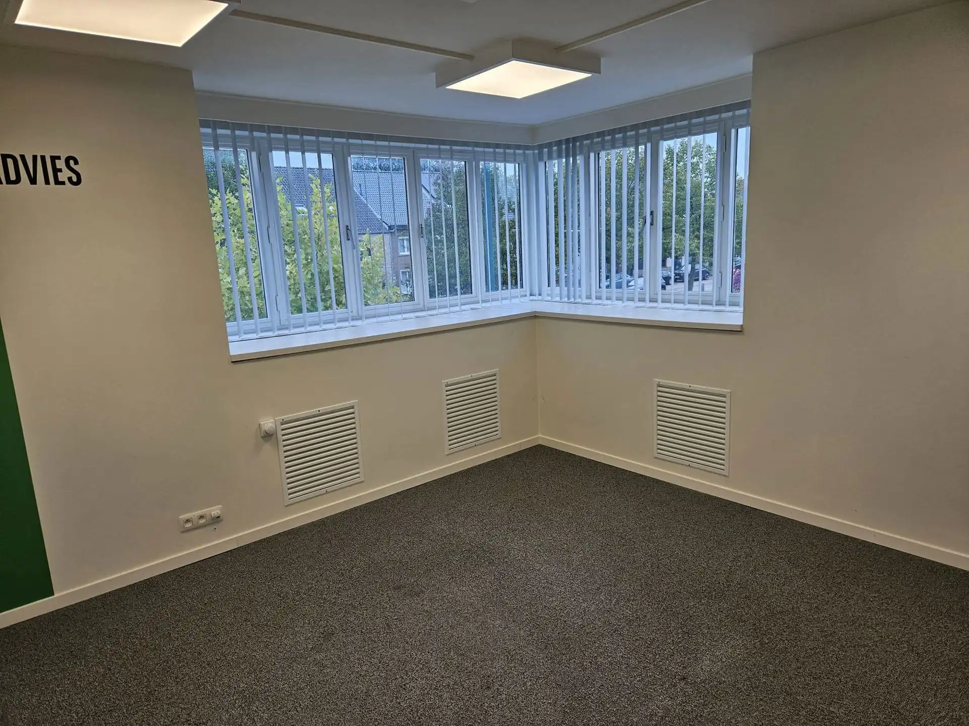 TE  HUUR in Meeuwen: kantoor/commerciële ruimte foto 16