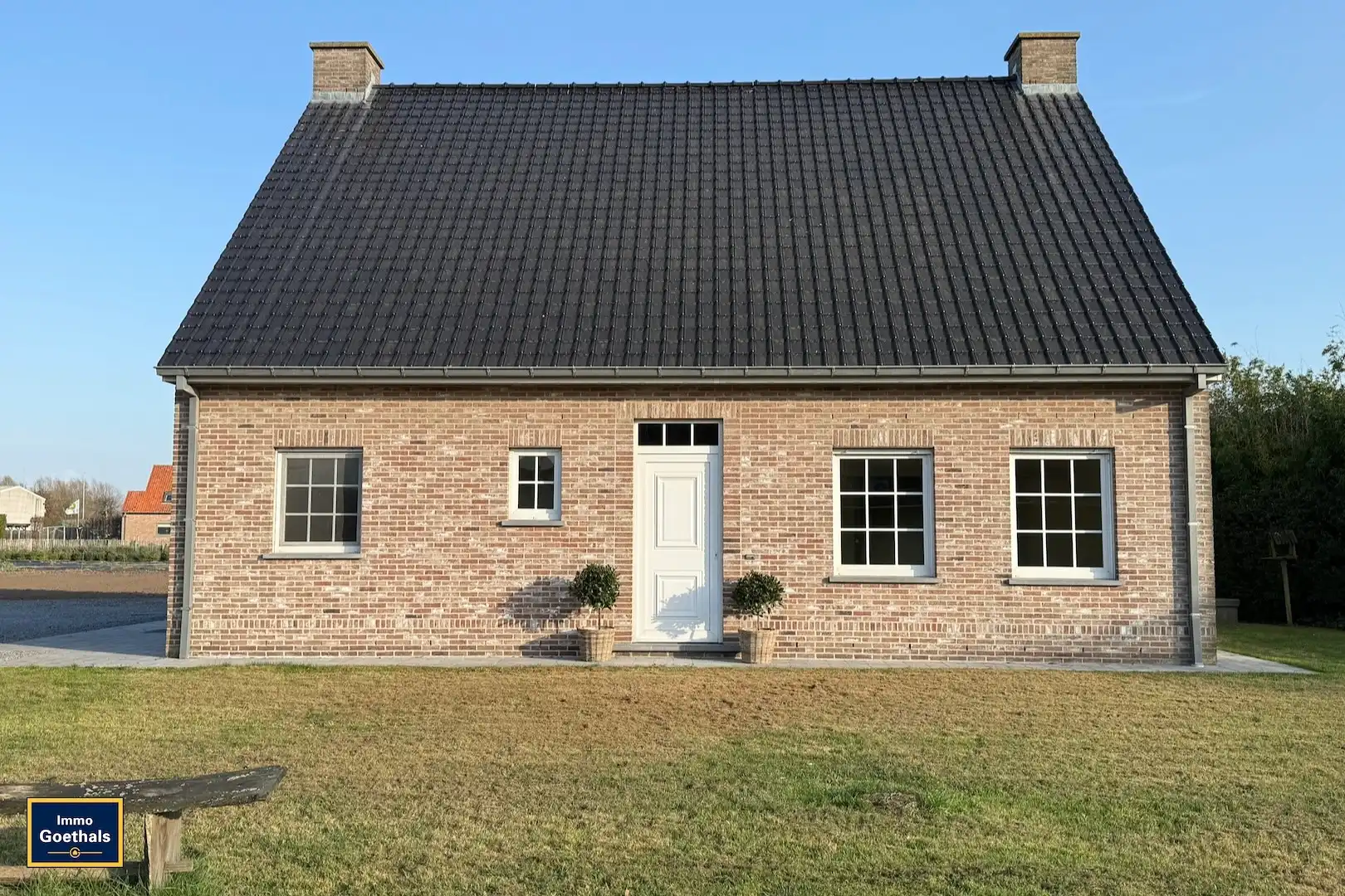 Goed onderhouden woning met tuin, terras en garage. foto {{pictureIndex}}