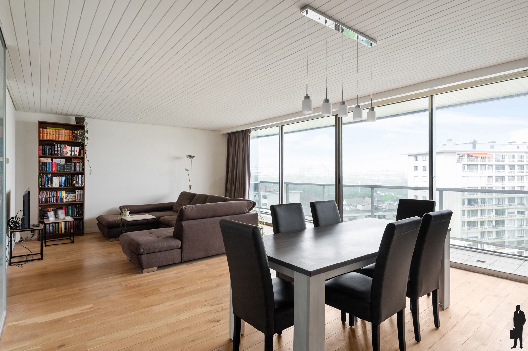 Ruim en licht appartement met twee terrassen foto {{pictureIndex}}