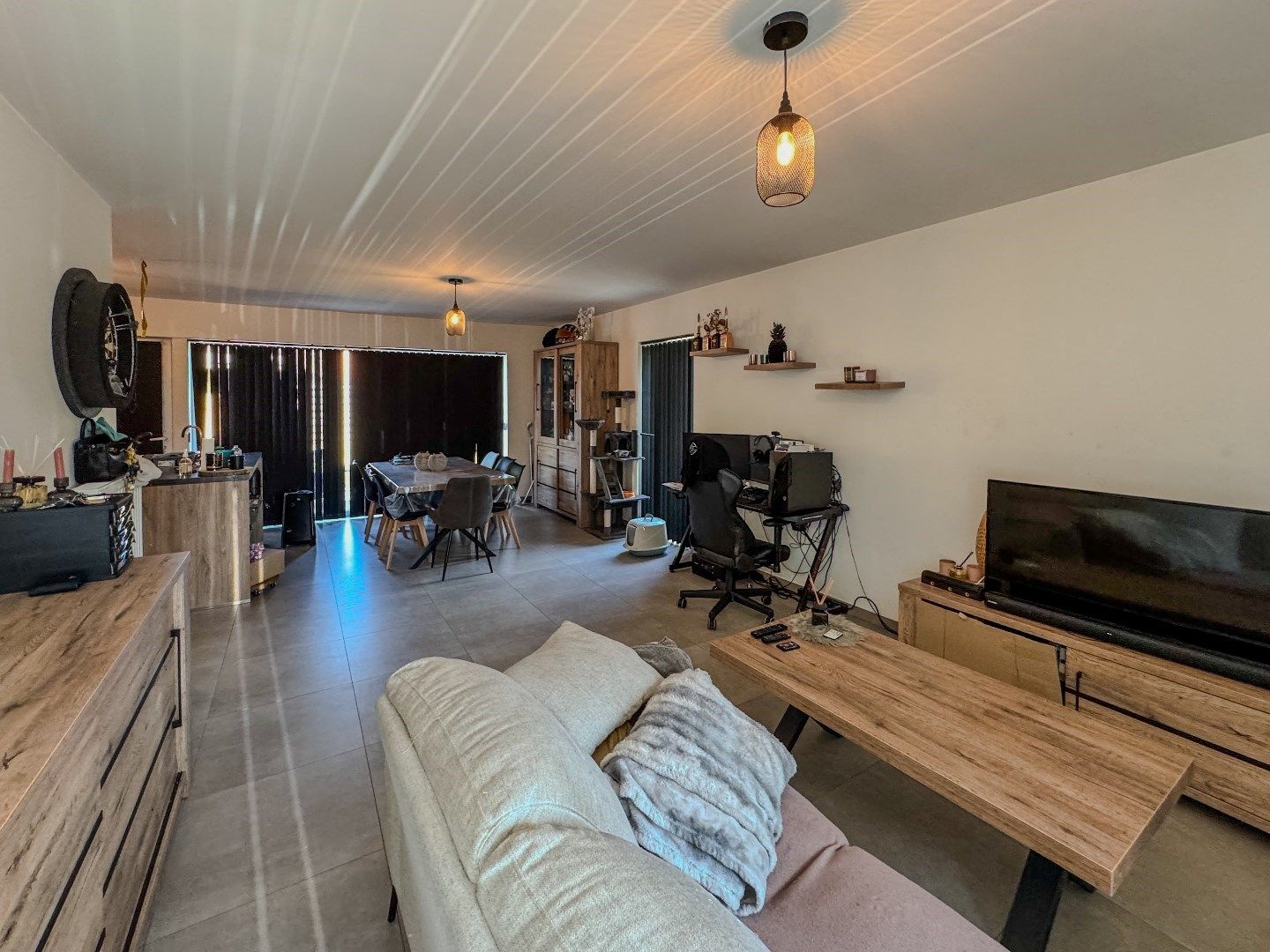 Recente woning met 3 slaapkamers, carport en tuin. foto 2