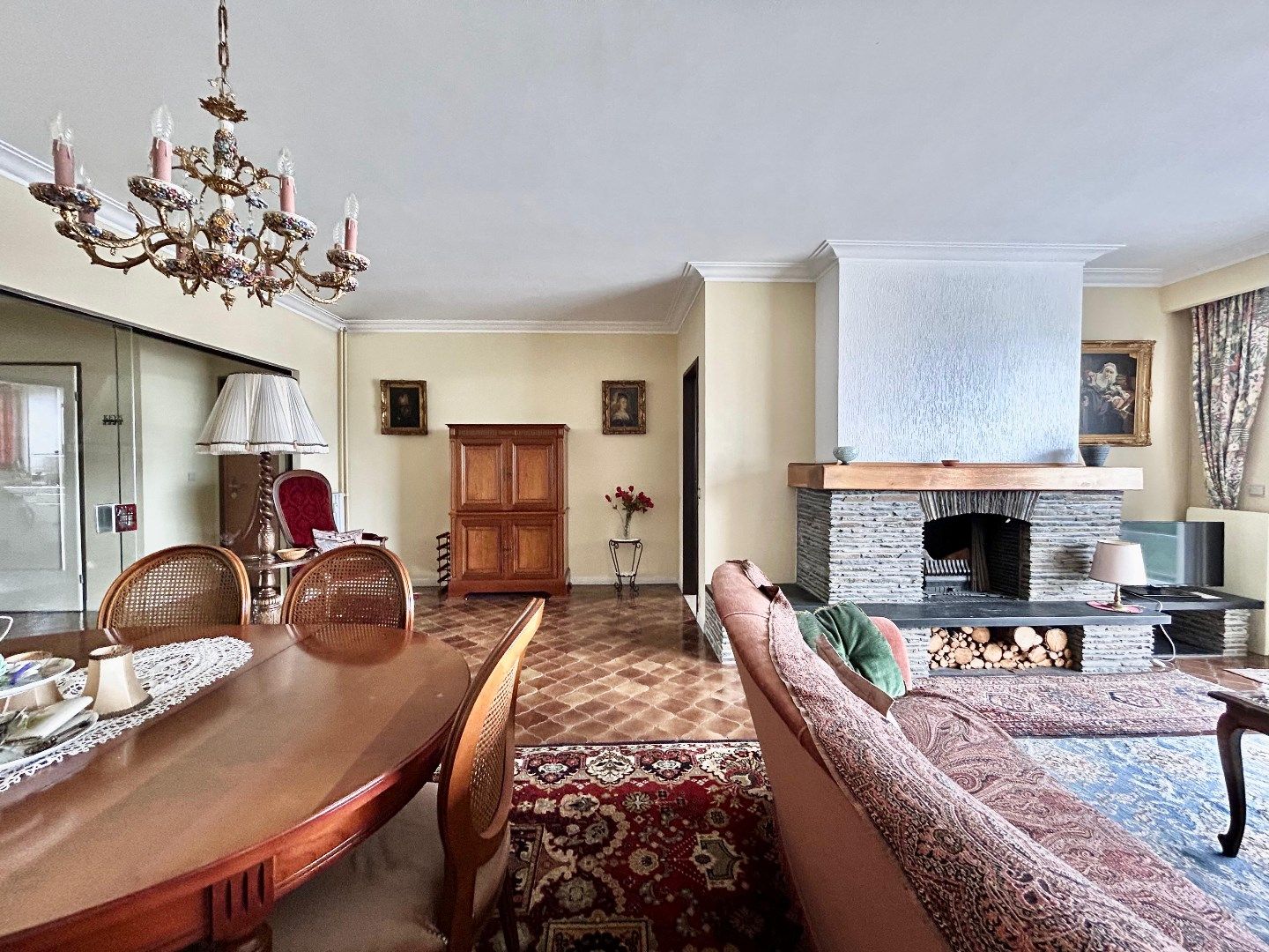 Mooi verzorgd en ruim 2slpk appartement met berging en autostaanplaats foto 4