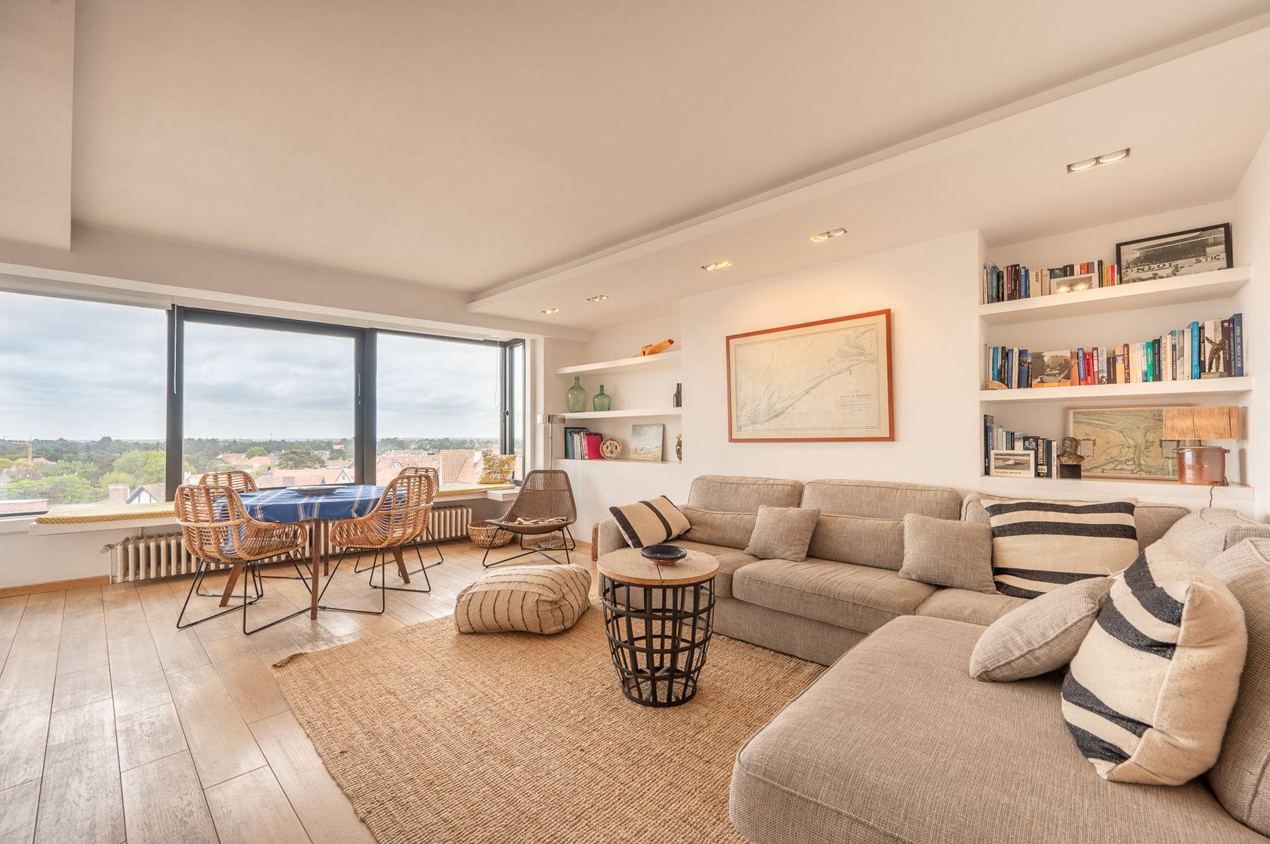 Instapklaar, lichtrijk en gemeubeld appartement aan het Albertplein foto {{pictureIndex}}