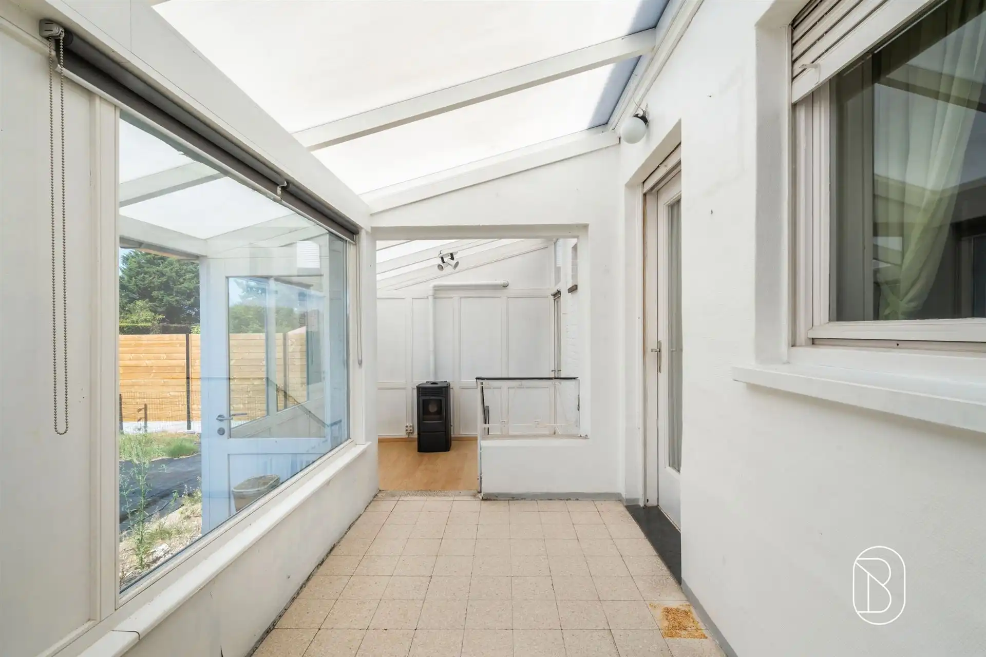 Ruime halfopenwoning met prachtige tuin en veel potentieel foto 4