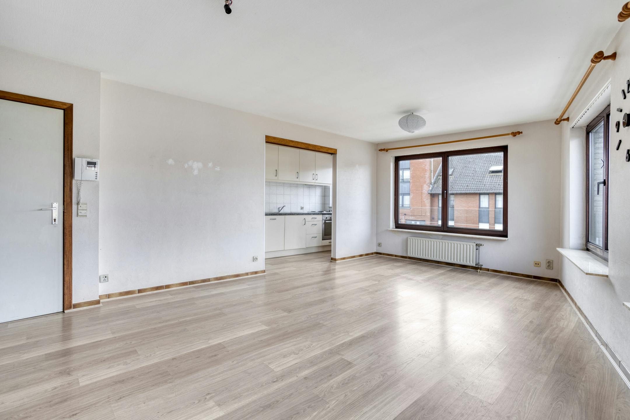 Appartement te koop nabij het centrum van Roeselare met 3 slaapkamers. foto 2