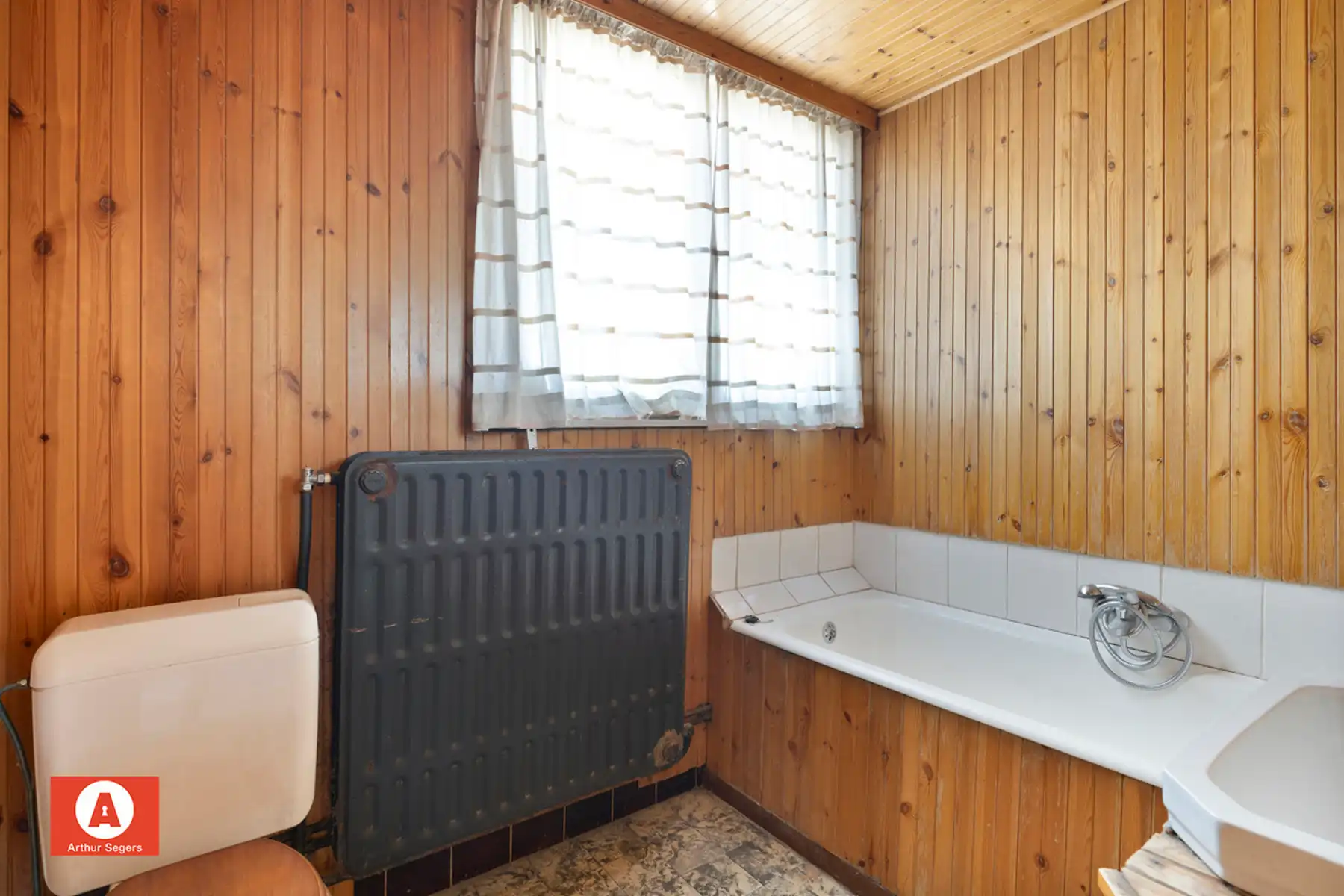 Te renoveren open bebouwing met 4 slaapkamers op toplocatie foto 15
