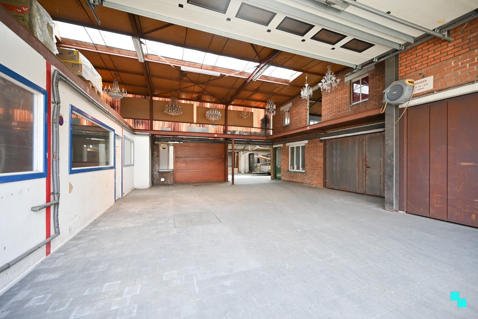 Te renoveren woning met magazijn op zichtlocatie in Izegem foto 2