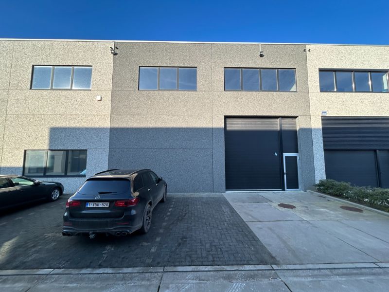 Recent magazijn van 216 m² op toplocatie in Sluis Eke foto 2