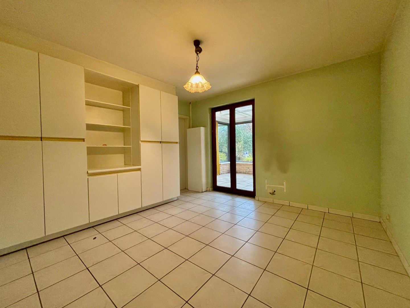 Ruim duplex appartement met garage en tuin, centrum Ieper. foto 16