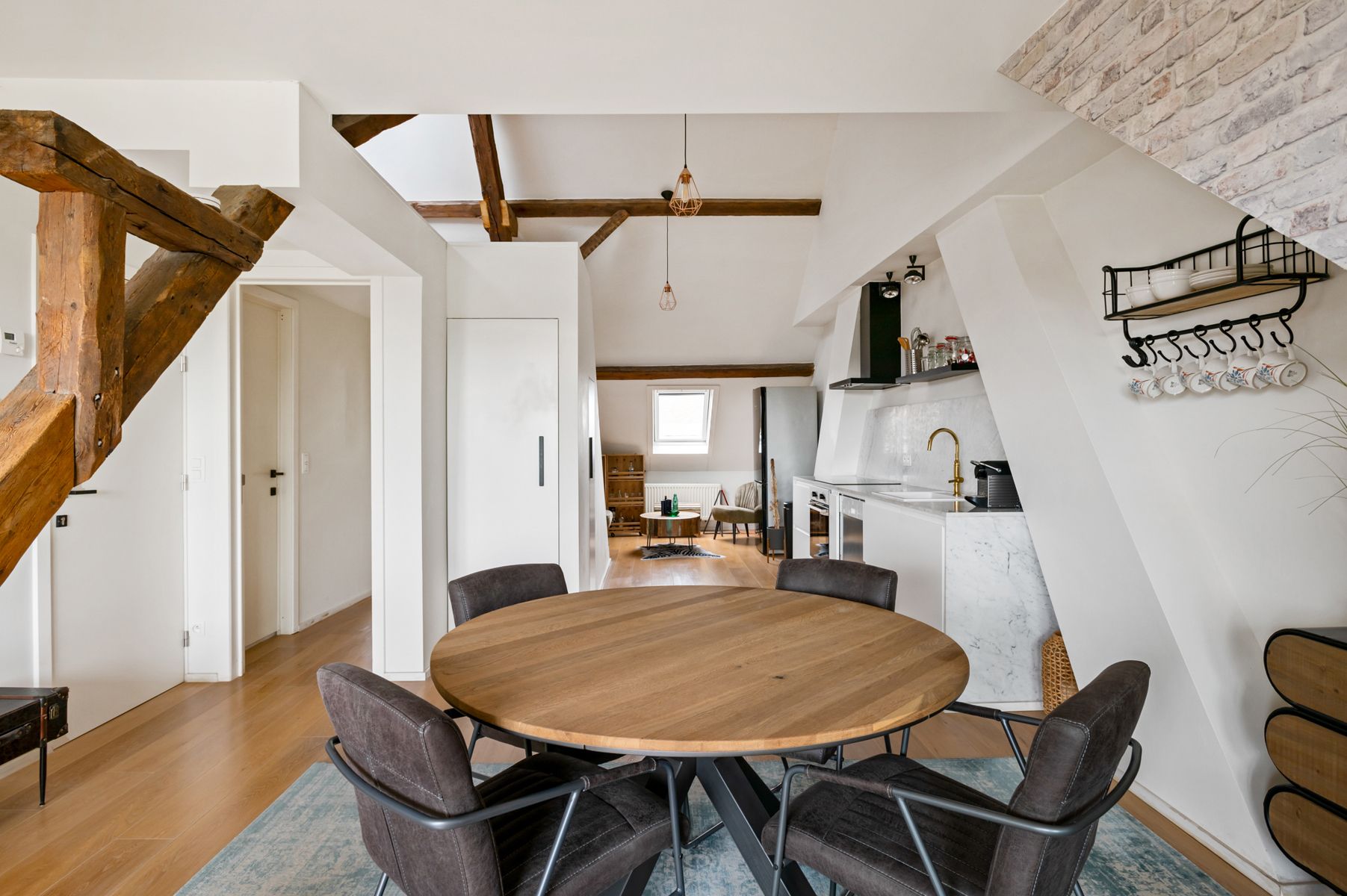 Modern dakappartement met prachtig terras in hartje Aartselaar foto {{pictureIndex}}