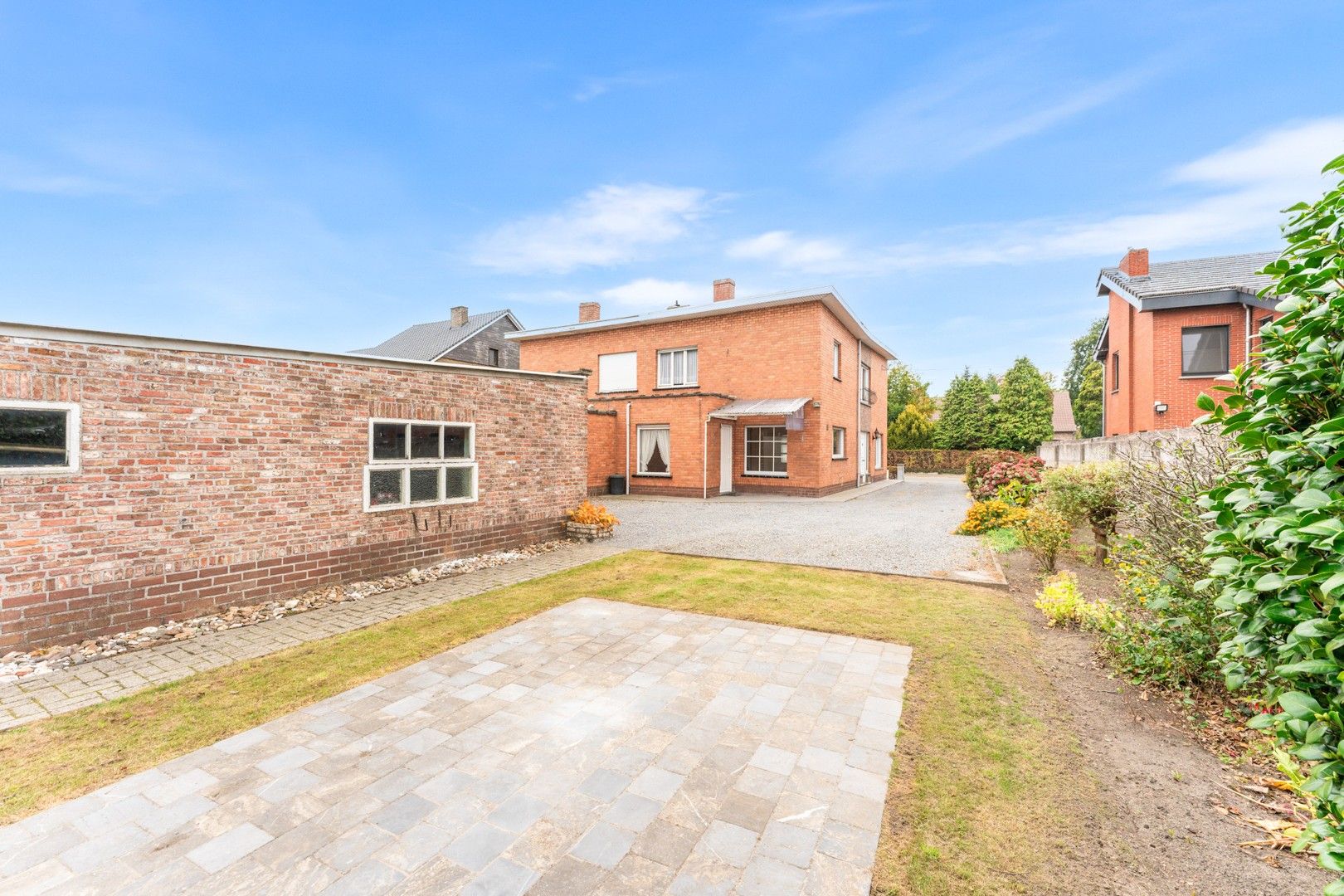 Lichtrijke en stevig gebouwde halfopen woning op een perceel van 794 m² foto 2