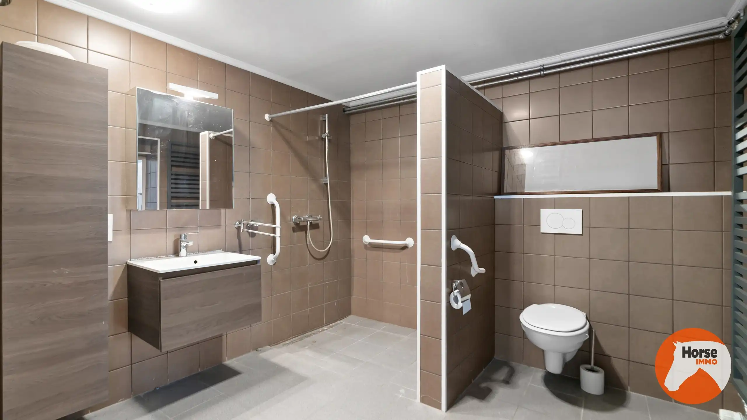 RIEMST - Te renoveren woning met stalling foto 9