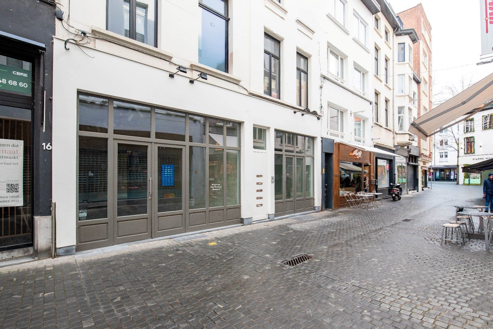 Mooie winkel met brede etalage foto 2