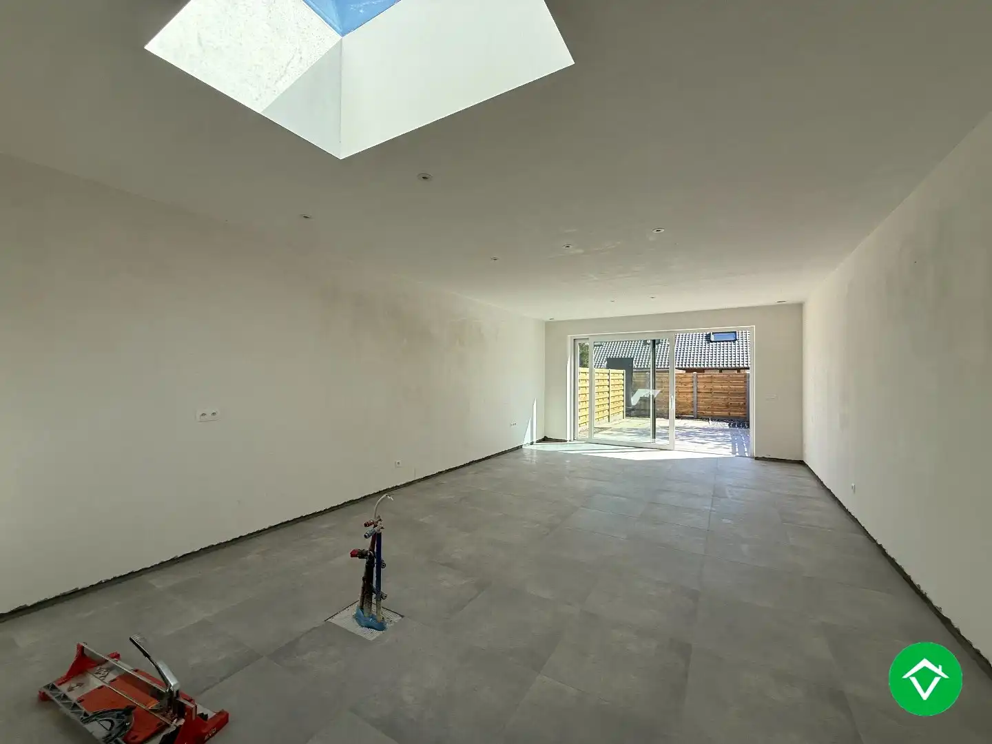 Centraal gelegen nieuwbouwwoning met 3 slaapkamers, tuin en overdekte autostaanplaats foto 2