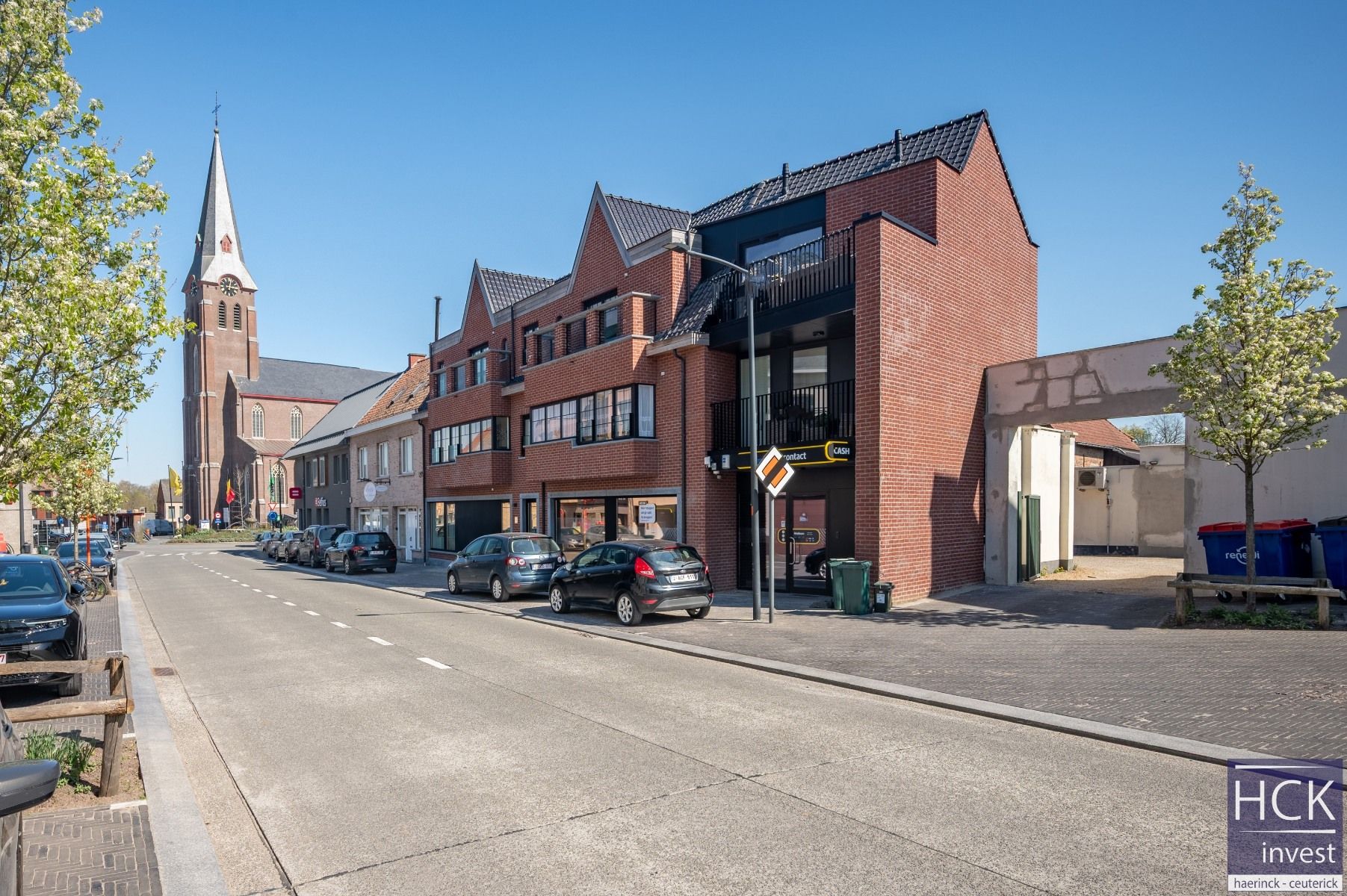 KRUISHOUTEM - Lichtrijk nieuwbouwapp. met 2 SLPK, pal in centrum! foto {{pictureIndex}}