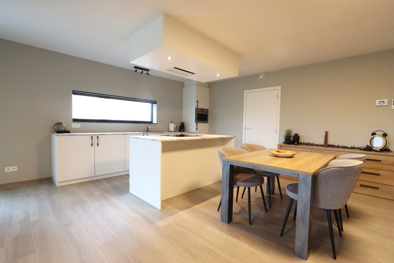 Gelijkvloers appartement met tuintje, terras, autostandplaats en kelderberging in hartje Maaseik  foto 7