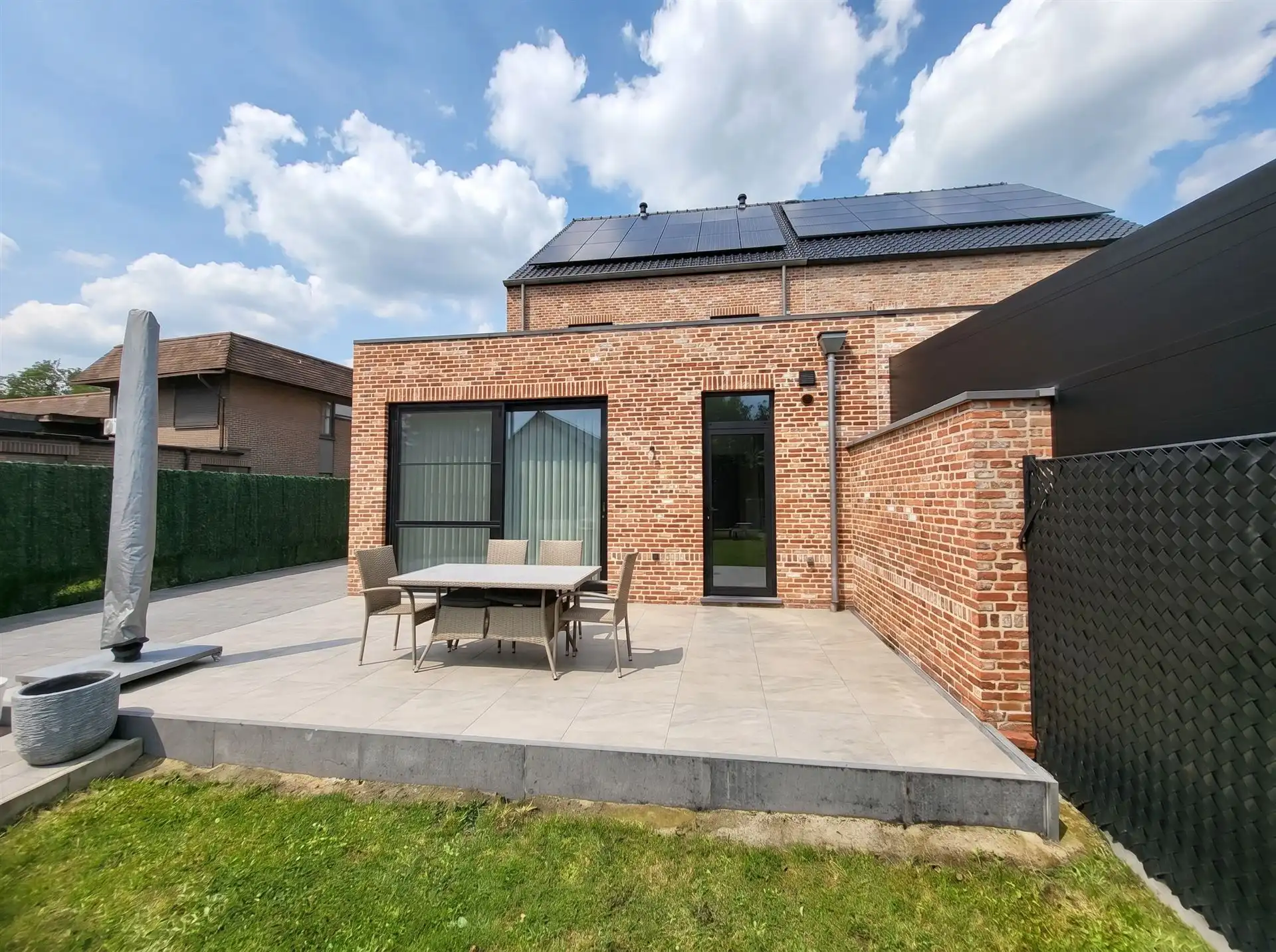 Stijlvolle halfopen pastorijwoning met praktijkruimte, 4 slaapkamers, garage en zonnige tuin op bijna 10 are foto 7