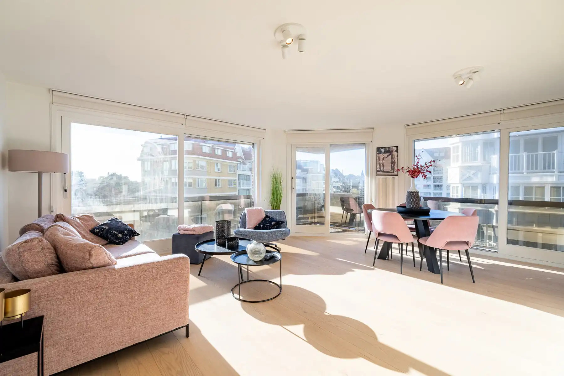 Gerenoveerd en gemeubeld appartement op toplocatie - Open zicht foto 2