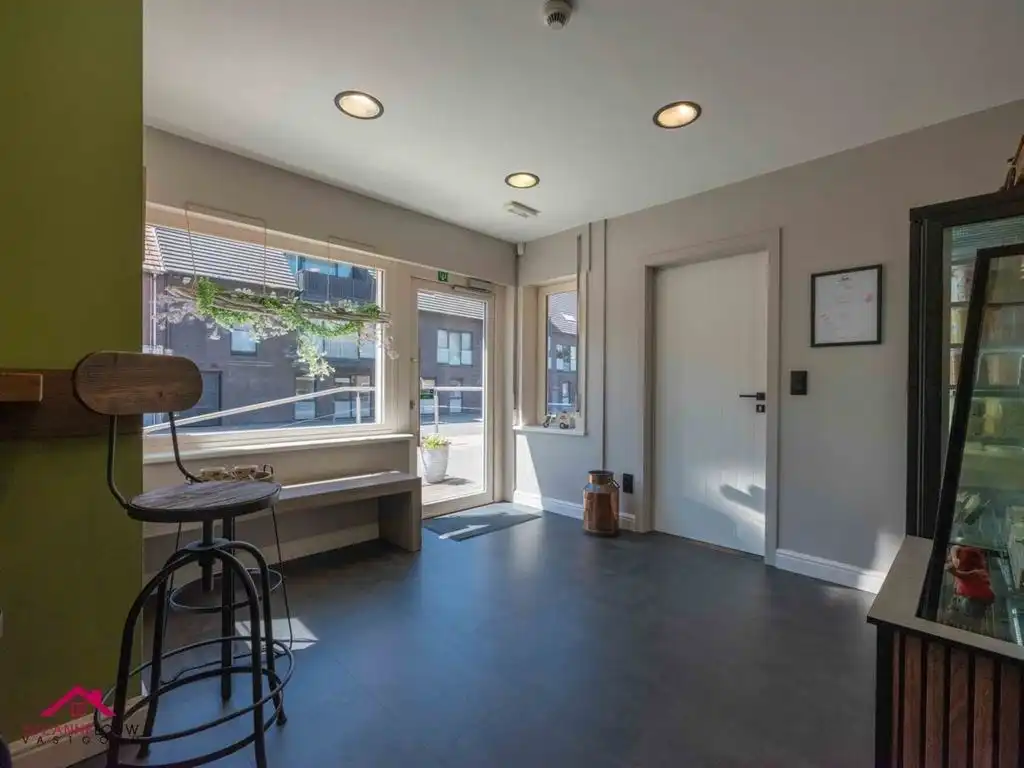 Instapklare woning met handelsruimte in gesloten bebouwing foto 11